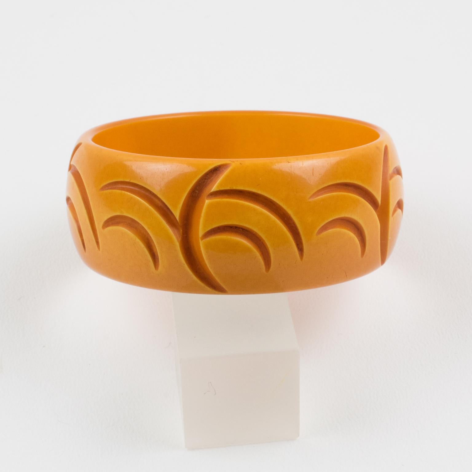Art Déco Bracciale Bangle in bachelite intagliata Butterscotch in vendita