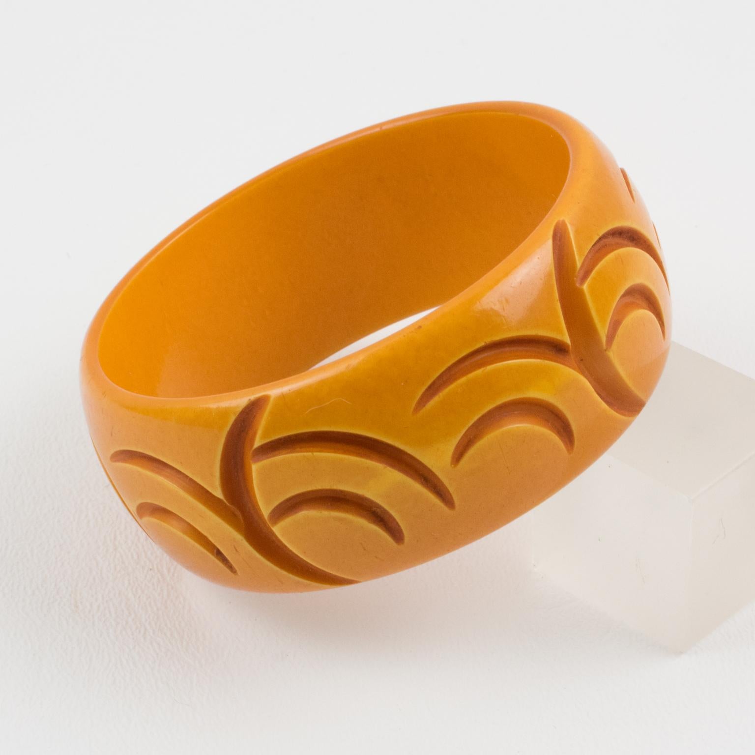 Bracciale Bangle in bachelite intagliata Butterscotch in vendita 1