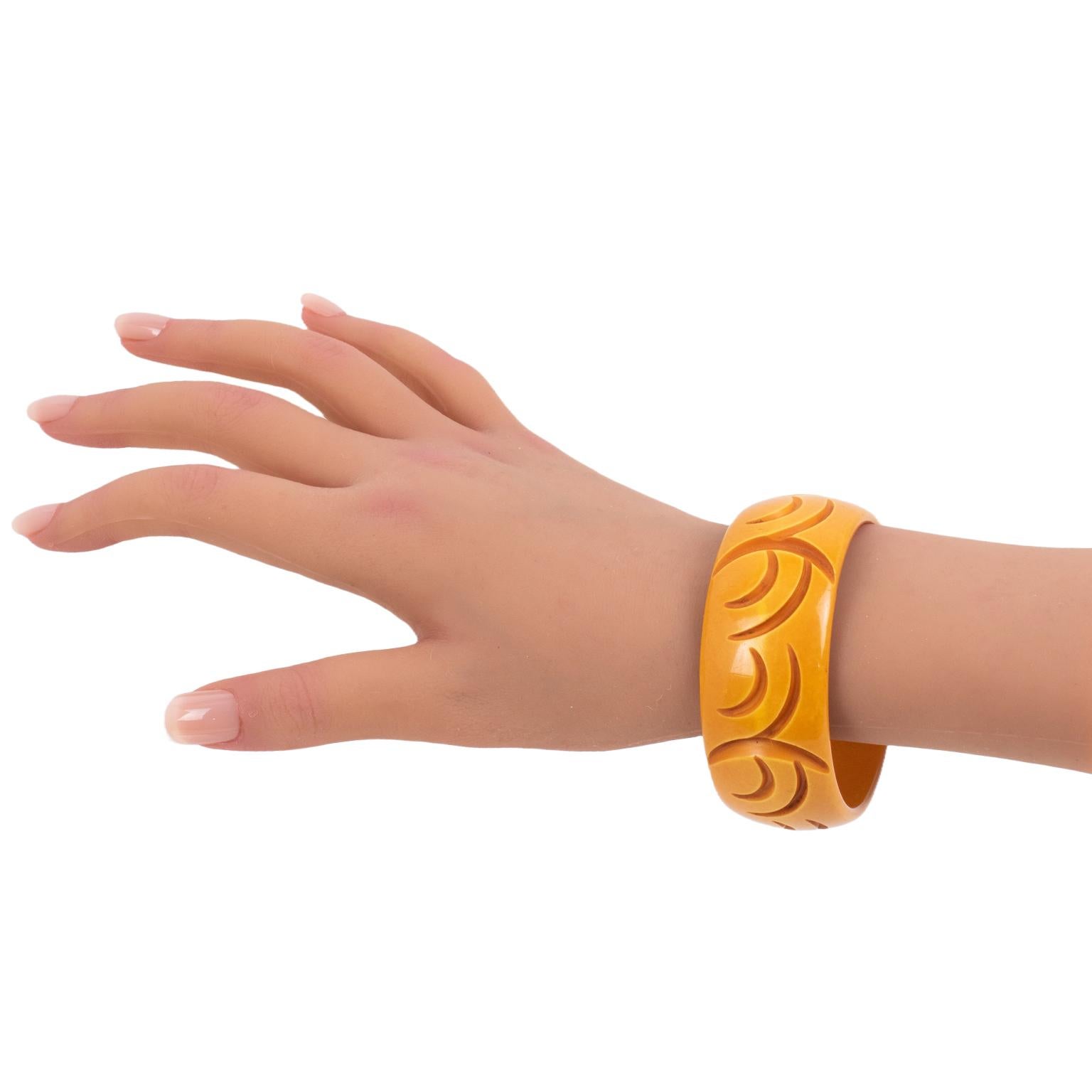 Bracciale Bangle in bachelite intagliata Butterscotch in vendita 3