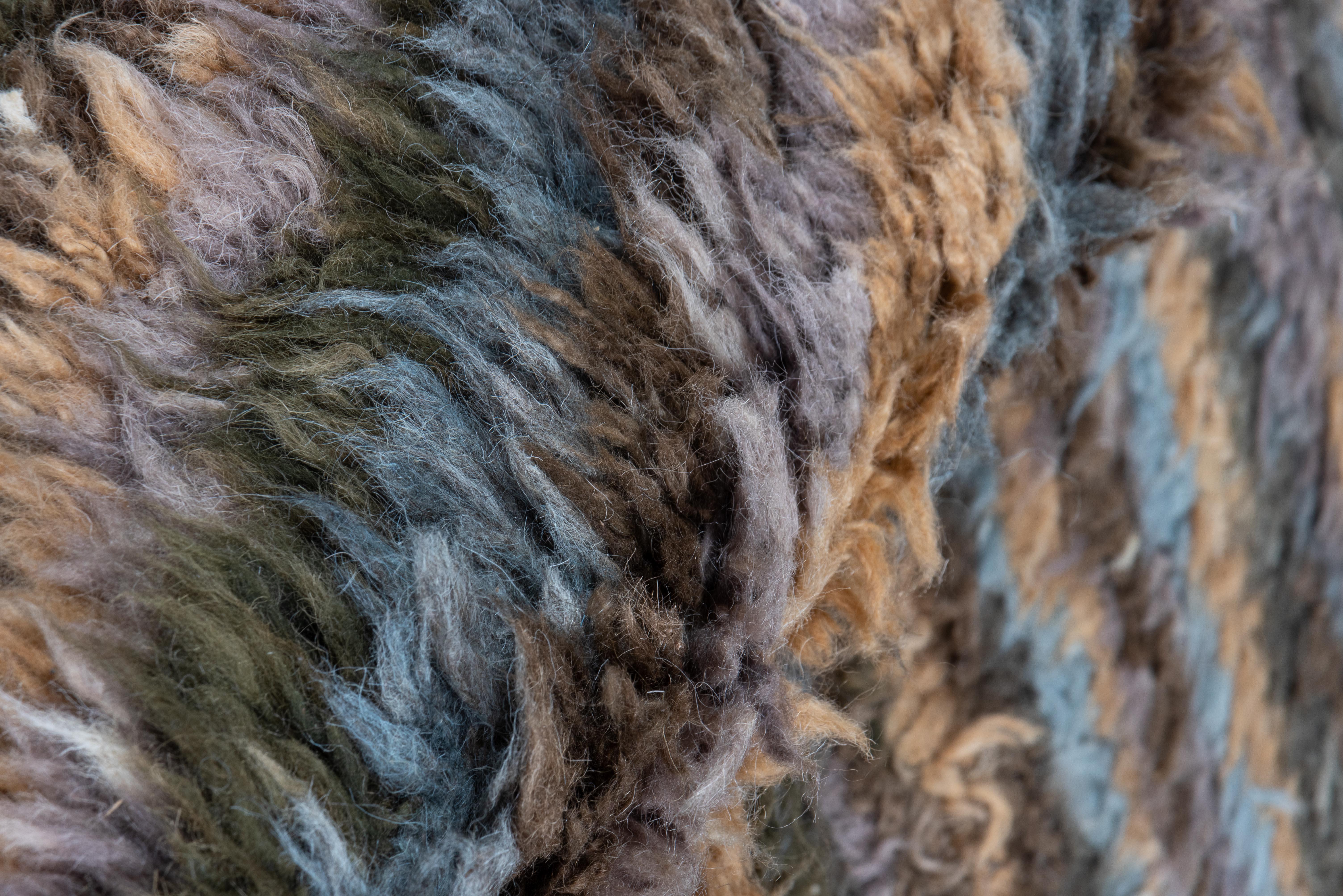 Grün-, Braun- und Blautöne in 100% Wolle machen dieses Stück zu einem einzigartigen marokkanischen Teppich. 
