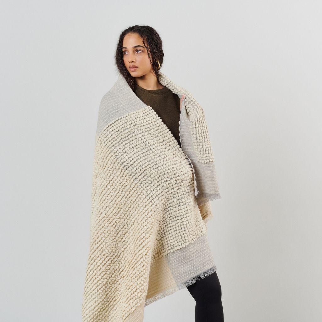 Throw de mérinos tissé à la main en peluche caramel dans des teintes blanches crème beurre en vente 12