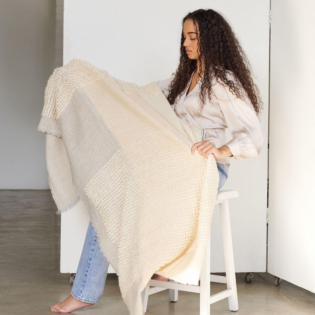 Indien Throw de mérinos tissé à la main en peluche caramel dans des teintes blanches crème beurre en vente