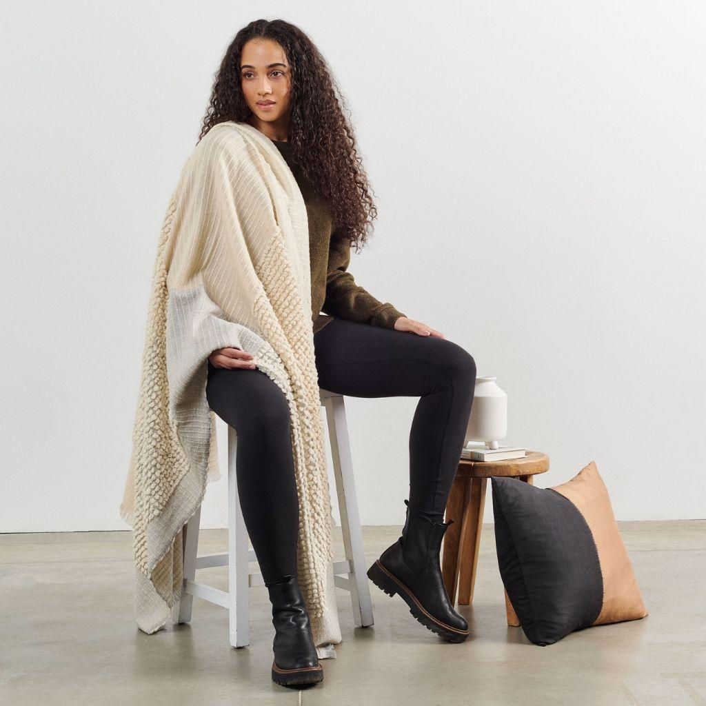 Throw de mérinos tissé à la main en peluche caramel dans des teintes blanches crème beurre en vente 2