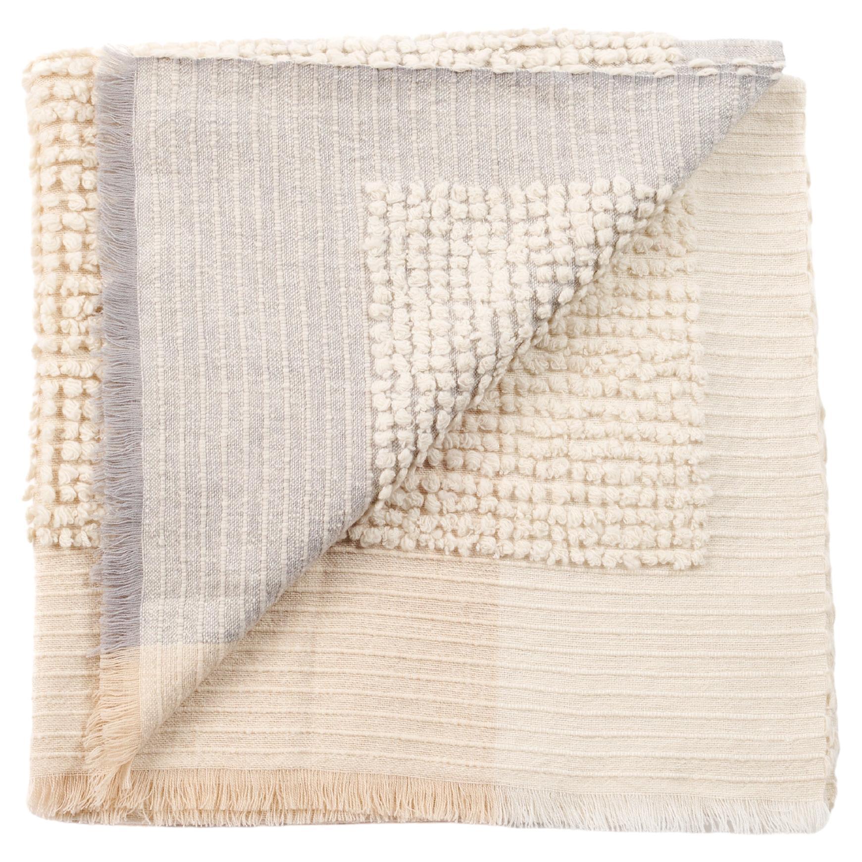 Throw de mérinos tissé à la main en peluche caramel dans des teintes blanches crème beurre