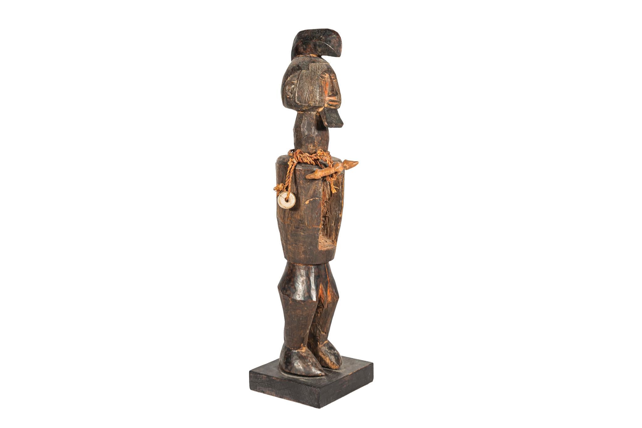 Butti Téké statue, 
Wood and rope,
Absent load,
Democratic Republic of the Congo, circa 1940.

Measures: Height 33 cm, depth 8 cm, width 8 cm.

Provenance: Collection Andrault.

Established between the Democratic Republic of Congo, the Republic of