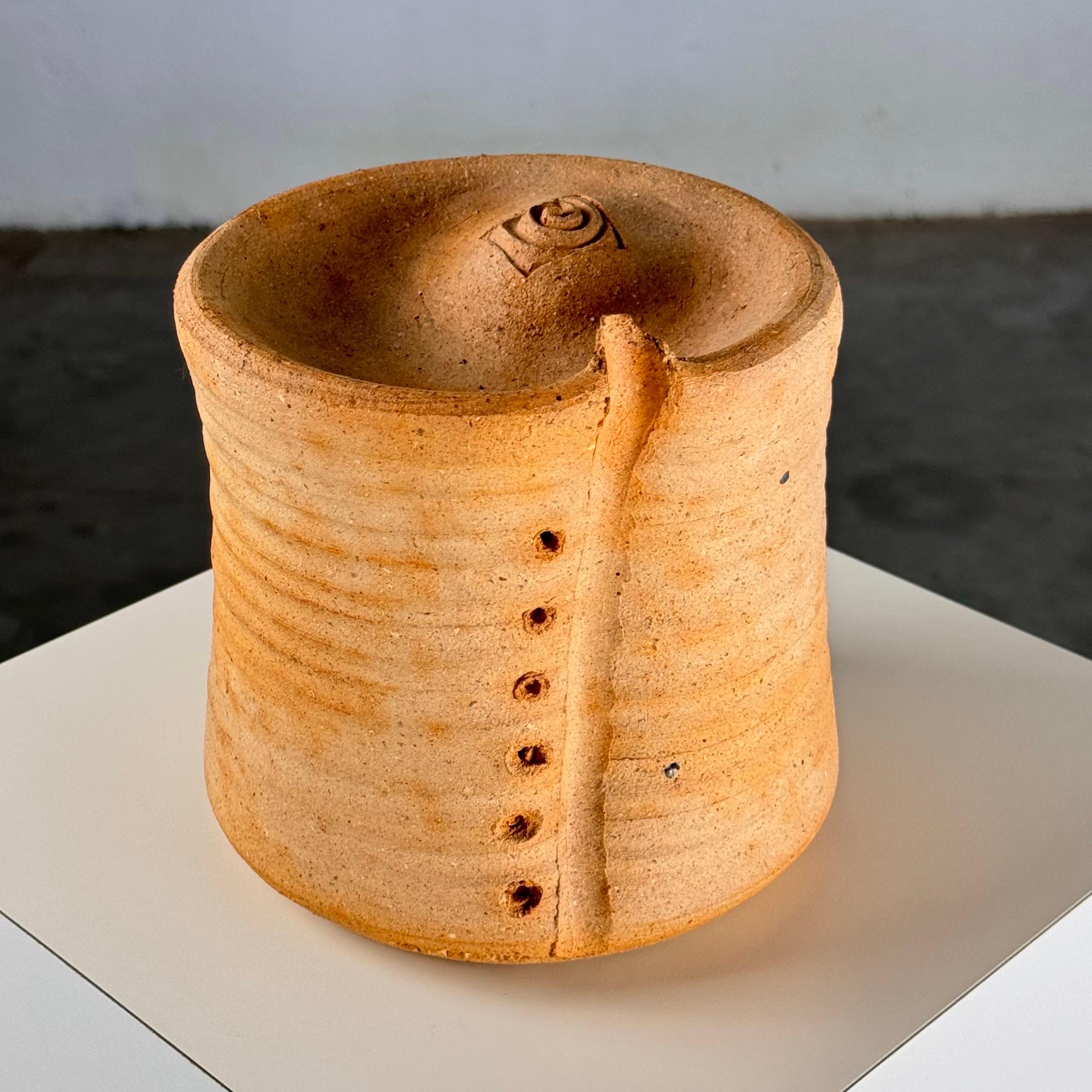 
Ti presentiamo un affascinante oggetto decorativo in ceramica Button Jar del famoso artista Giancarlo Scapin, creato in Italia negli anni Settanta. Questo squisito pezzo, realizzato in ceramica e terracotta, è firmato dall'artista, il che ne