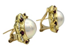 Ohrstecker mit Knopfleiste und Perlen-Ohrstecker mit Rubin- und Diamant-Halo aus 18 Karat Gelbgold