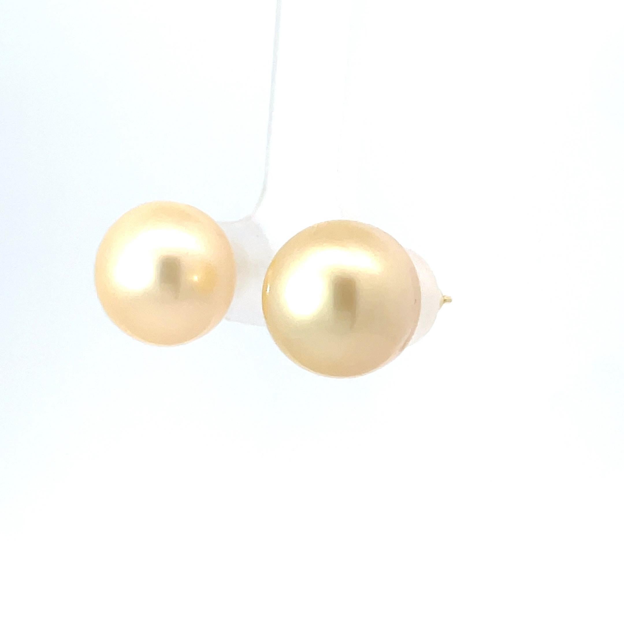 Pendientes de oro en forma de botón con perlas del mar del sur en oro amarillo de 18 quilates Sin cortar en venta