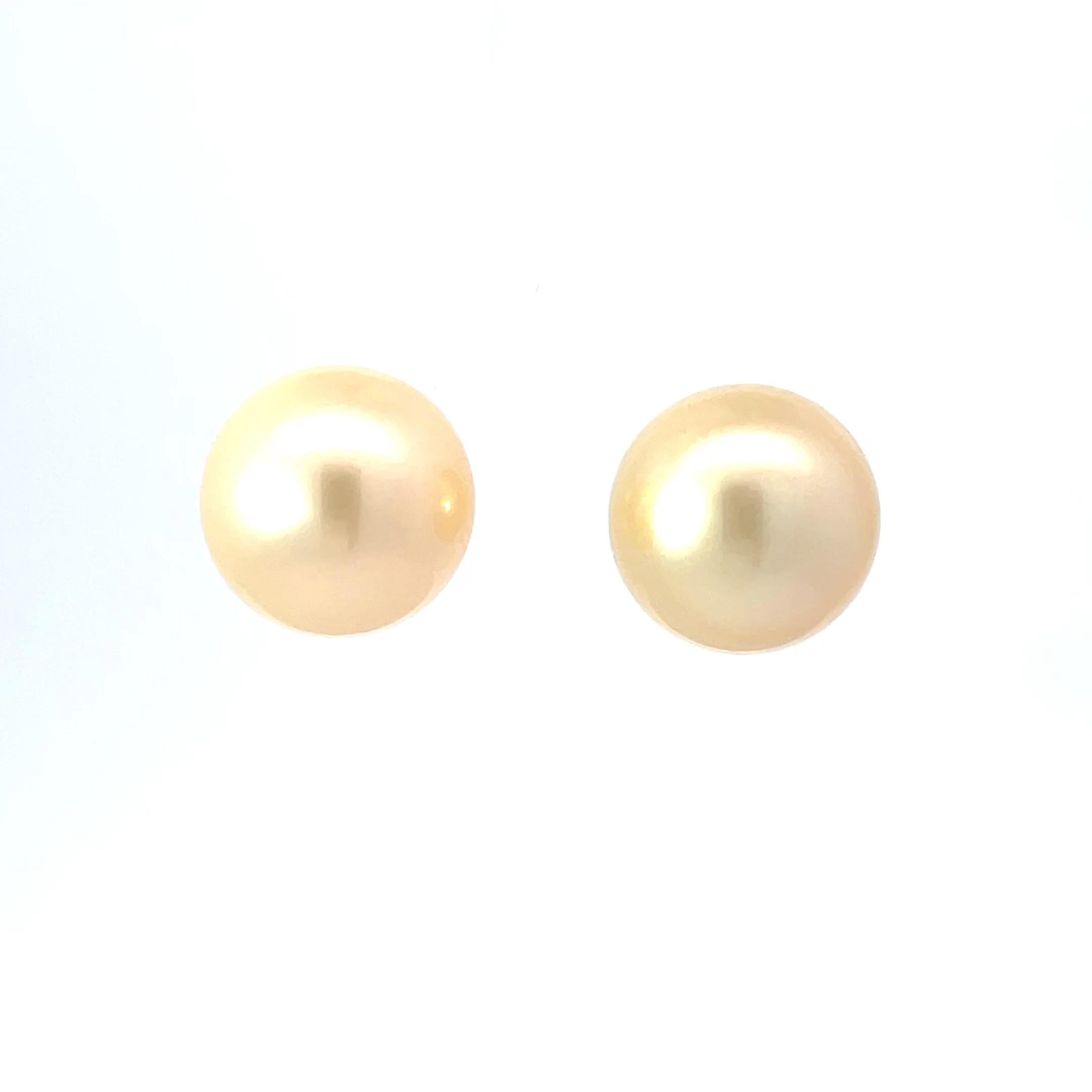 Pendientes de oro en forma de botón con perlas del mar del sur en oro amarillo de 18 quilates en Nuevo estado para la venta en Hong Kong, HK