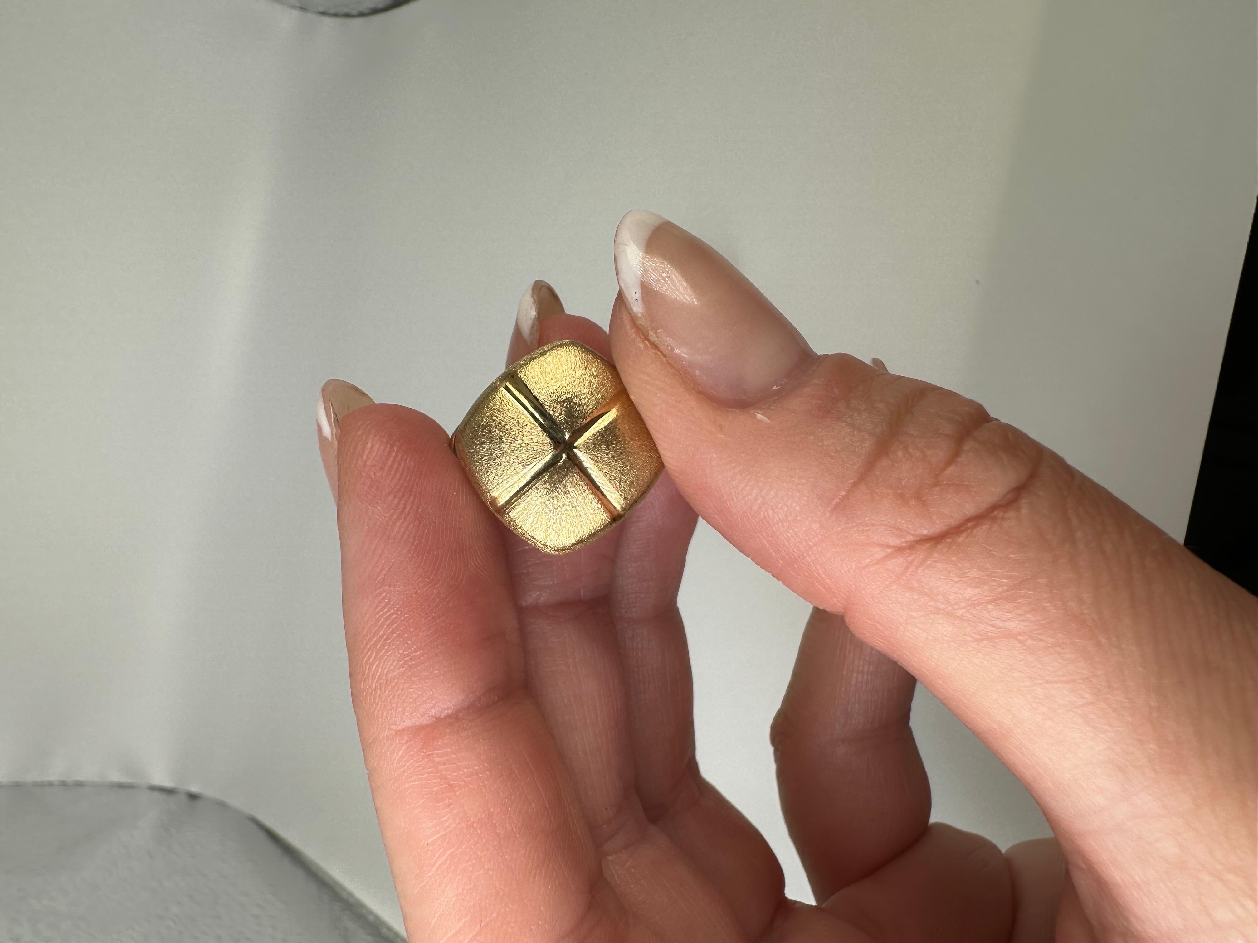 Button square gold earrings 18KT omega closure abrasive polish design In Excellent Condition For Sale In Jupiter, FL