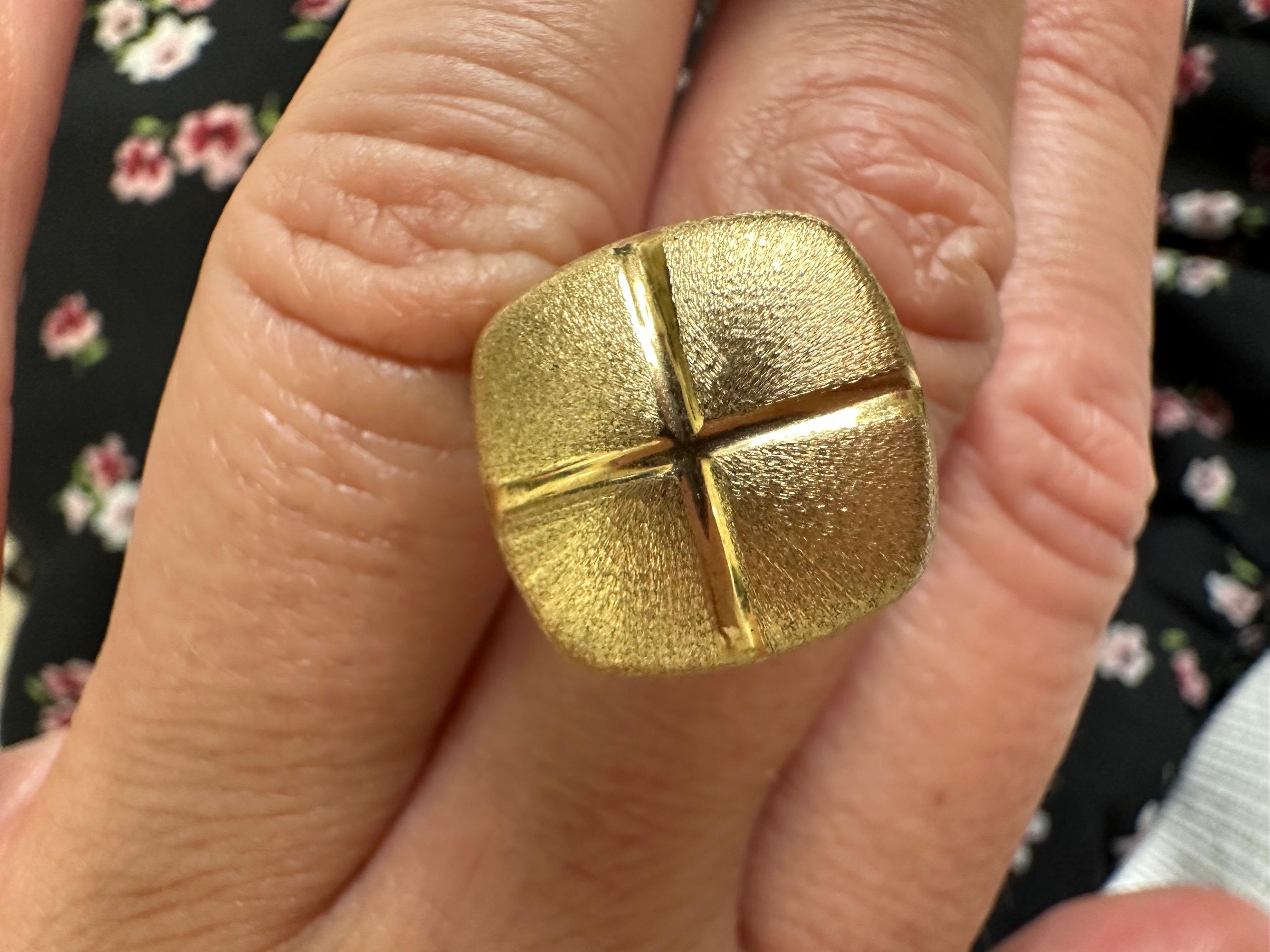 Women's or Men's Button square gold earrings 18KT omega closure abrasive polish design For Sale