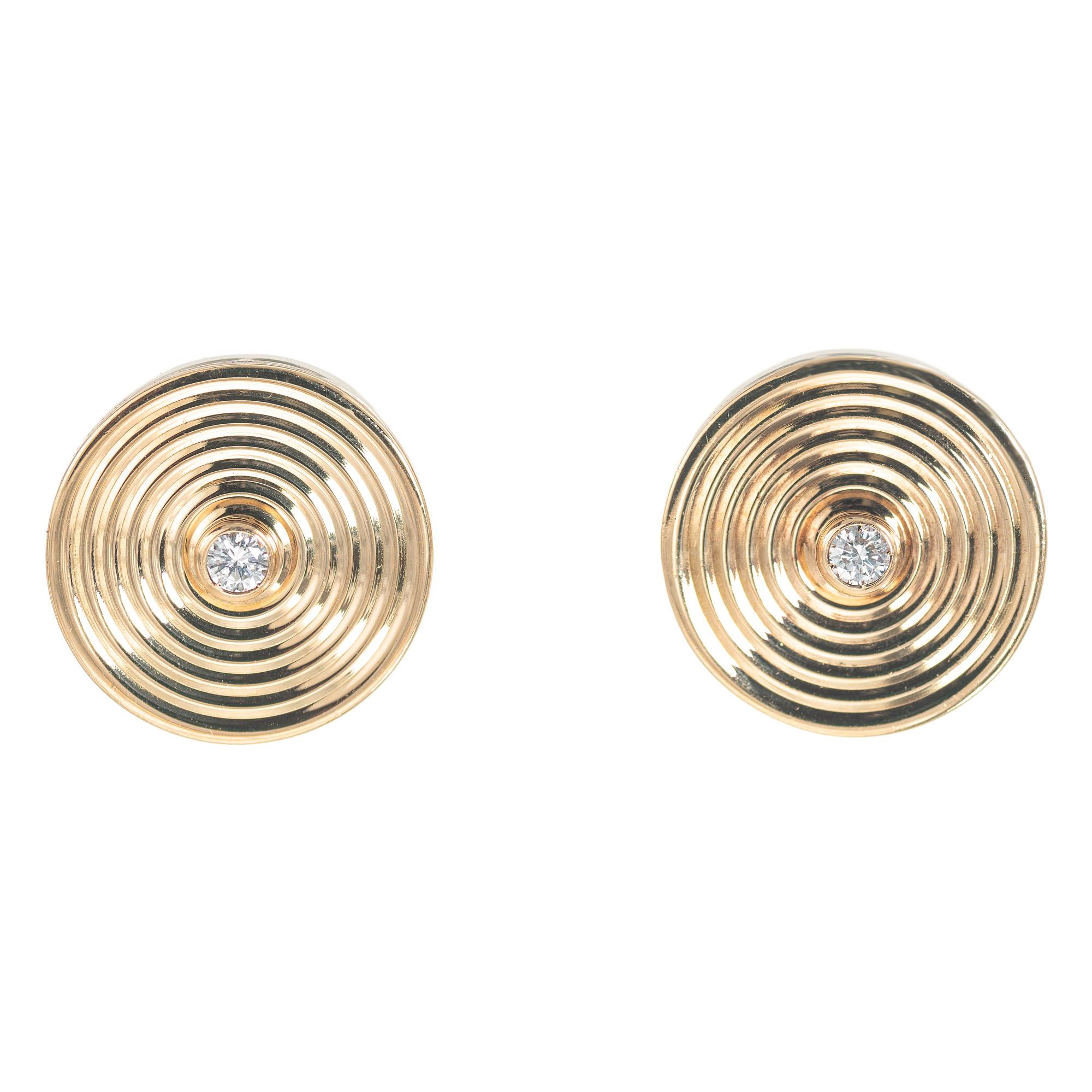Diese italienischen Diamant-Manschettenknöpfe im Stil der 1960er-Jahre sind ein wahres Symbol für Eleganz und Raffinesse. Jeder Manschettenknopf verfügt über einen faszinierenden runden Diamanten im Vollschliff, der in 18 Karat Gelbgold gefasst ist