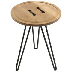 Table en bois à boutons, conçue par Luca Martorano et Mattia Albicini, fabriquée en Italie