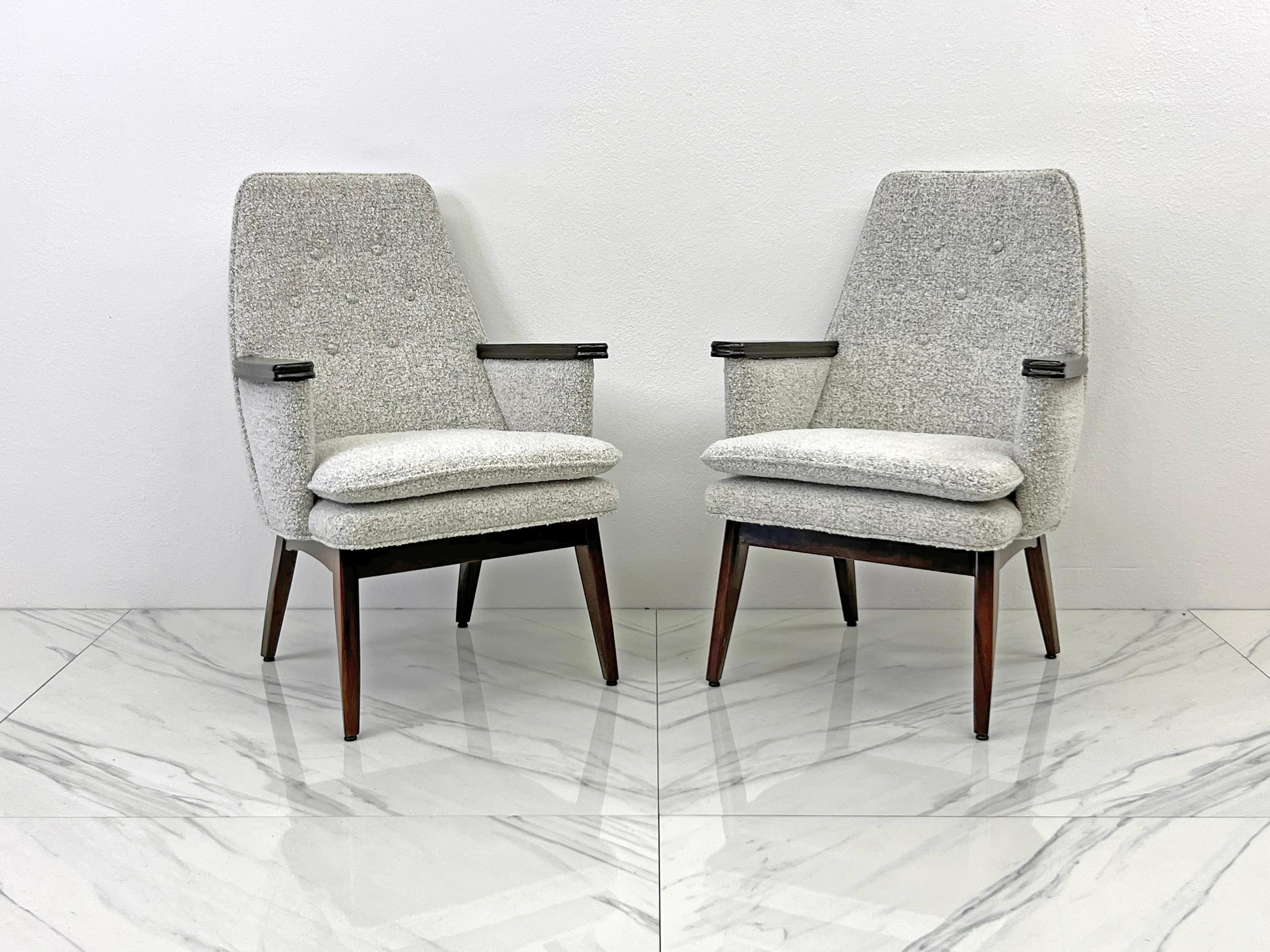 Découvrez ces ravissantes chaises modernes du milieu du siècle, l'incarnation de la sophistication avec un soupçon de fantaisie. Datant des années 1960, ces magnifiques chaises ont été remises au goût du jour, ce qui en fait des objets