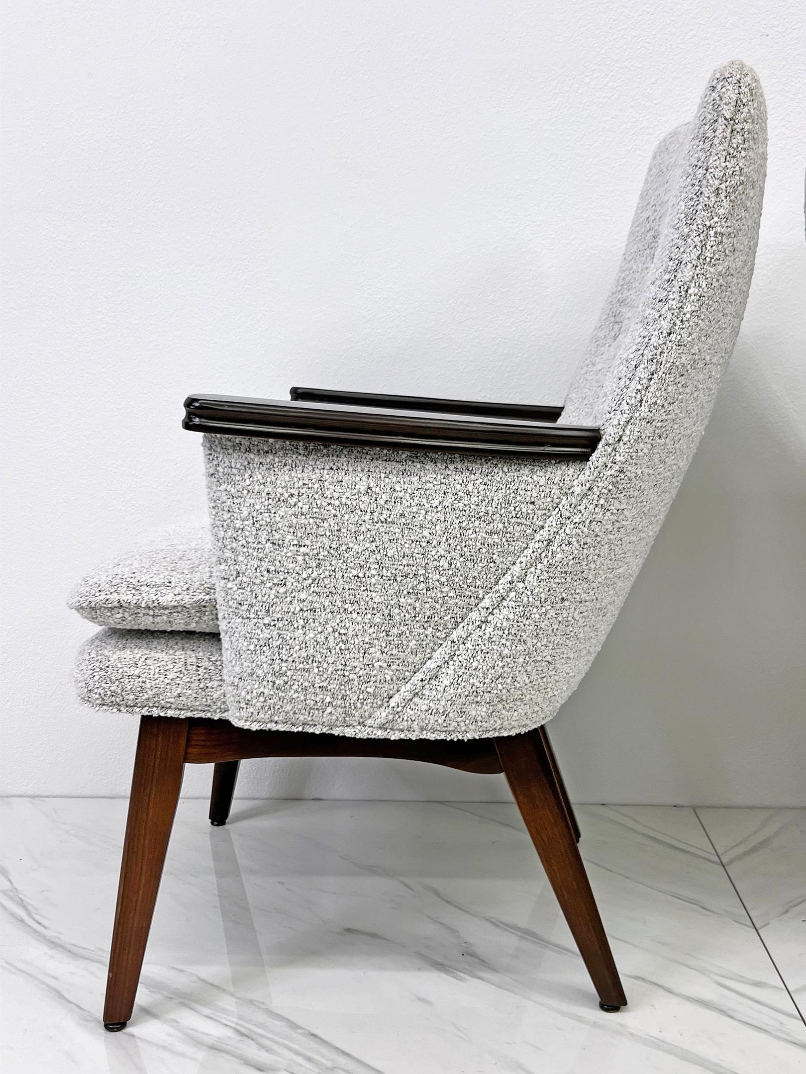 Mid Century Modern Lounge Chairs mit Knopftuft in Salt & Pepper Boucle Walnuss (Moderne der Mitte des Jahrhunderts) im Angebot