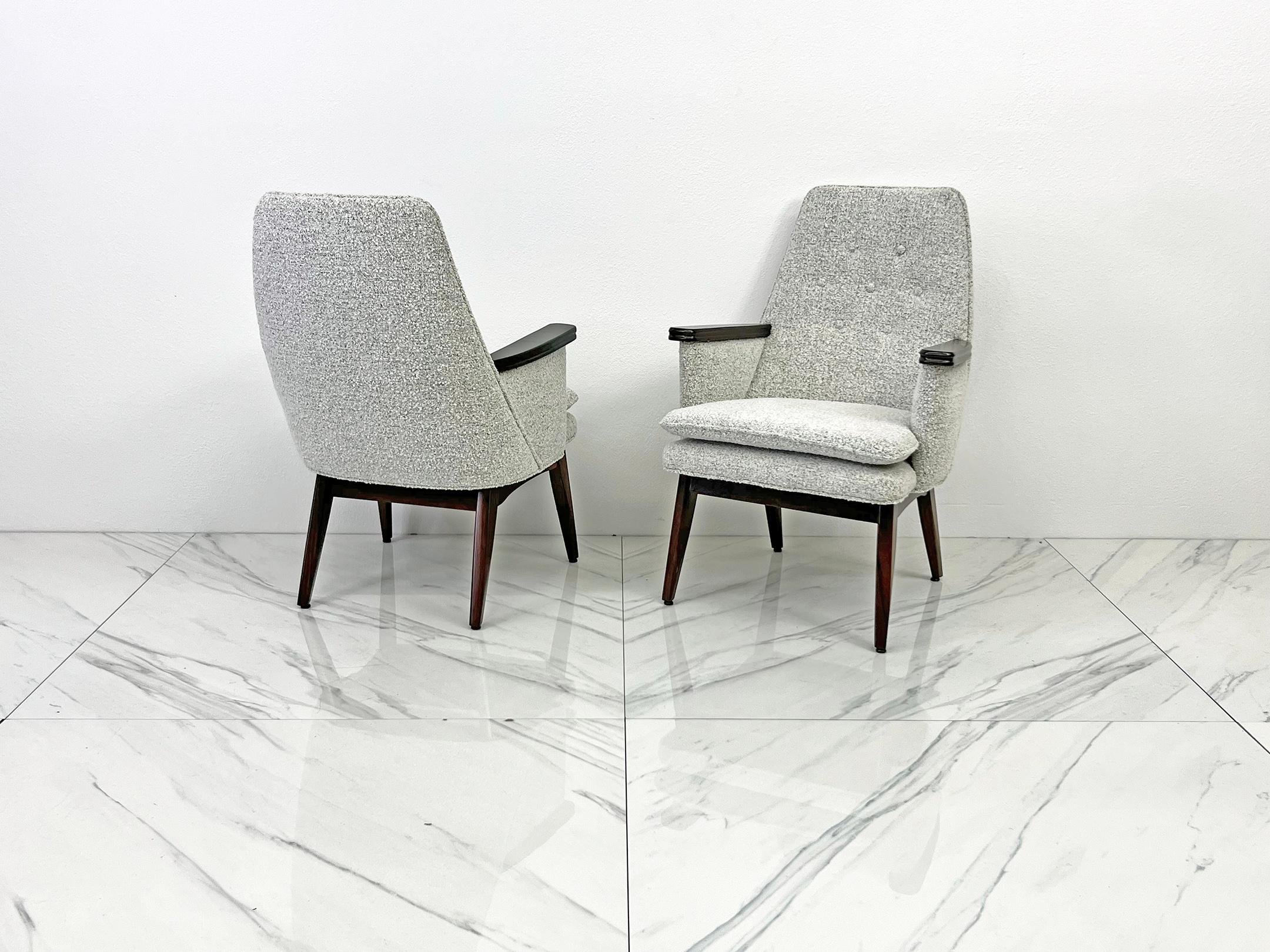 Mid Century Modern Lounge Chairs mit Knopftuft in Salt & Pepper Boucle Walnuss im Zustand „Gut“ im Angebot in Culver City, CA