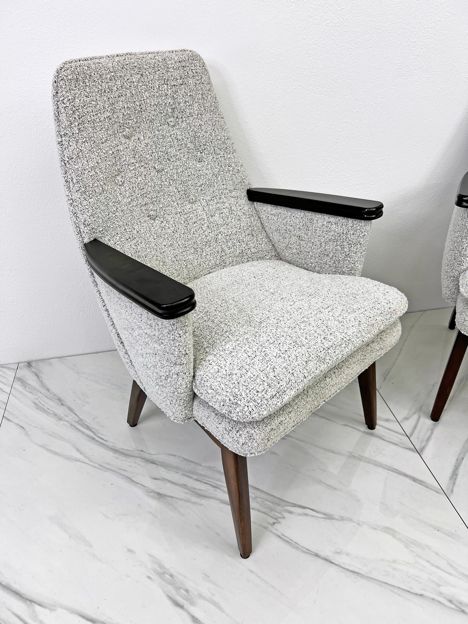 Mid Century Modern Lounge Chairs mit Knopftuft in Salt & Pepper Boucle Walnuss (Bouclé) im Angebot