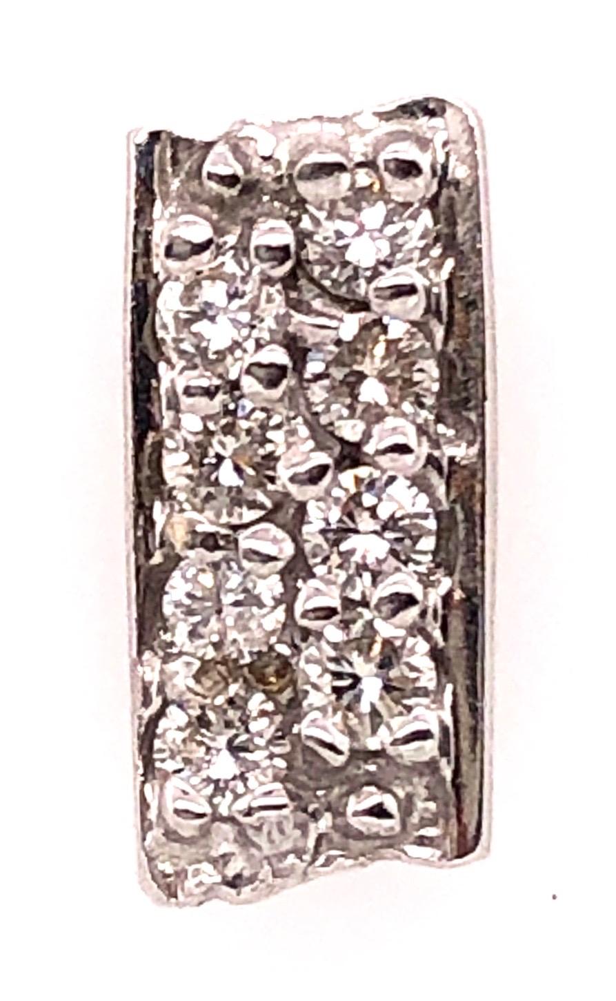 Knopf-Ohrringe aus Weißgold mit 16 Diamanten im Zustand „Gut“ im Angebot in Stamford, CT