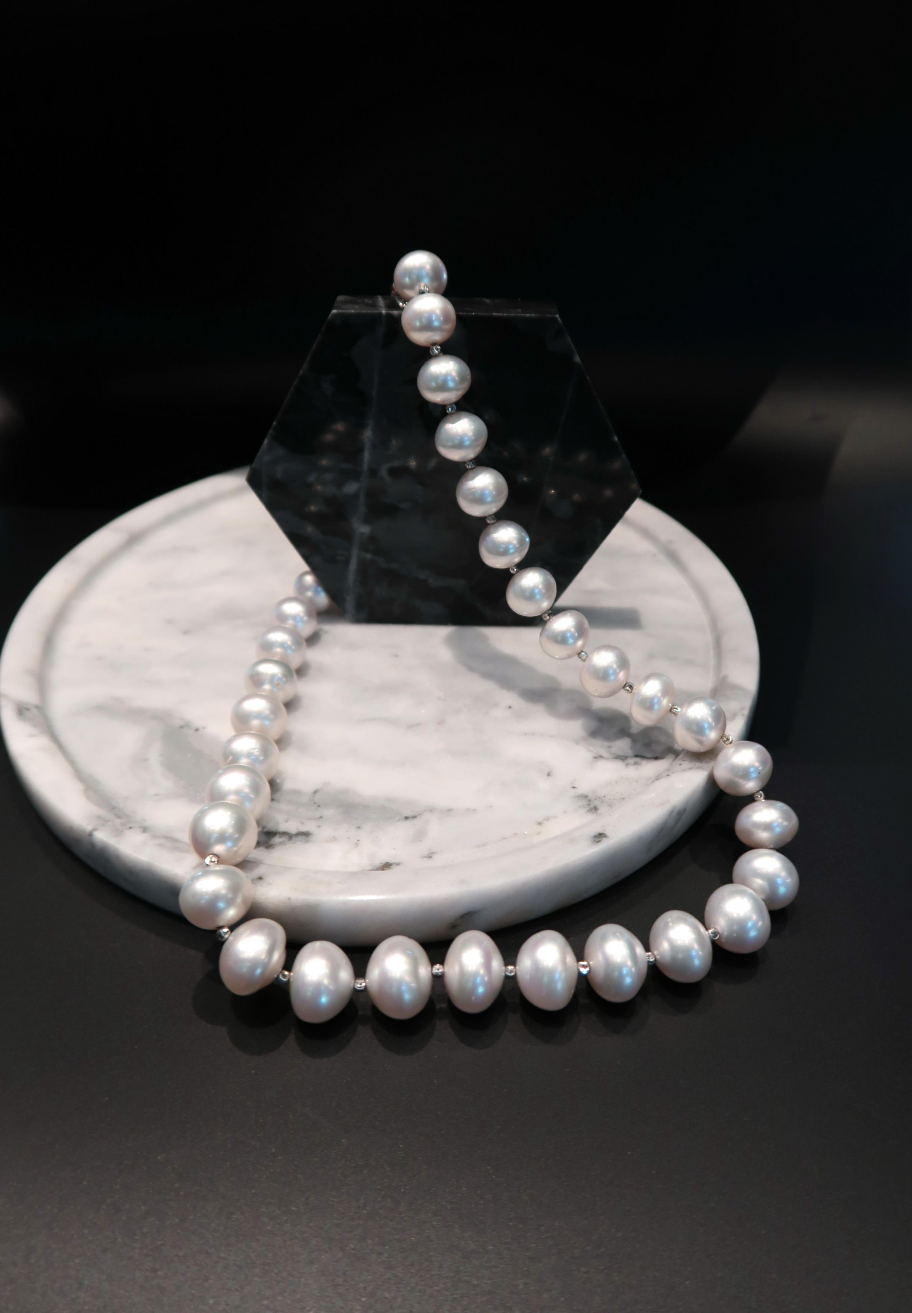 Button White South Sea Pearl Necklace with Faceted 18K White Gold Beads

Pearl: White South Sea, 14.7 - 12.2 mm, 37 pieces
Gold: 18K White Gold, 2.41 g

Length: 20 inches