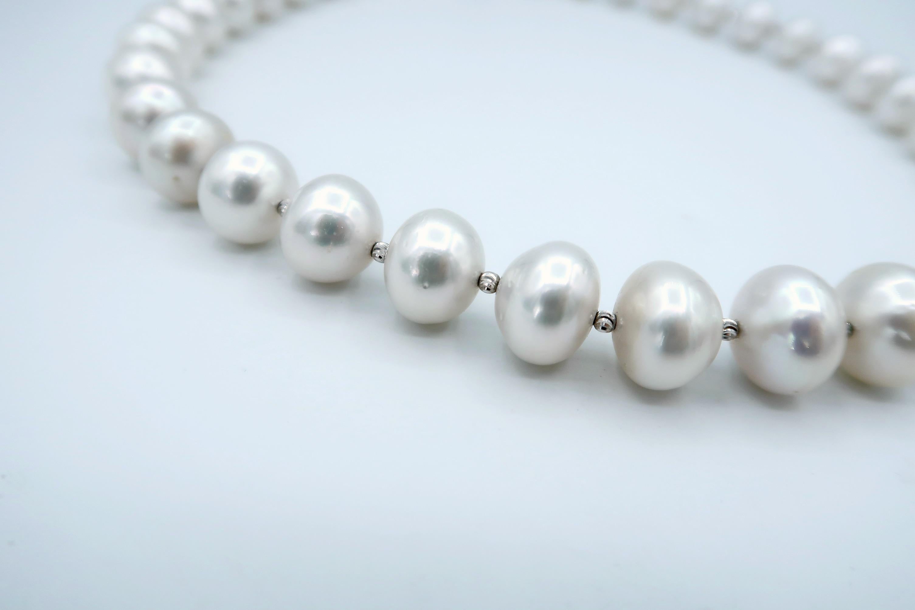Button White South Sea Pearl Necklace with Faceted 18k White Gold Beads In New Condition For Sale In Bangkok, TH