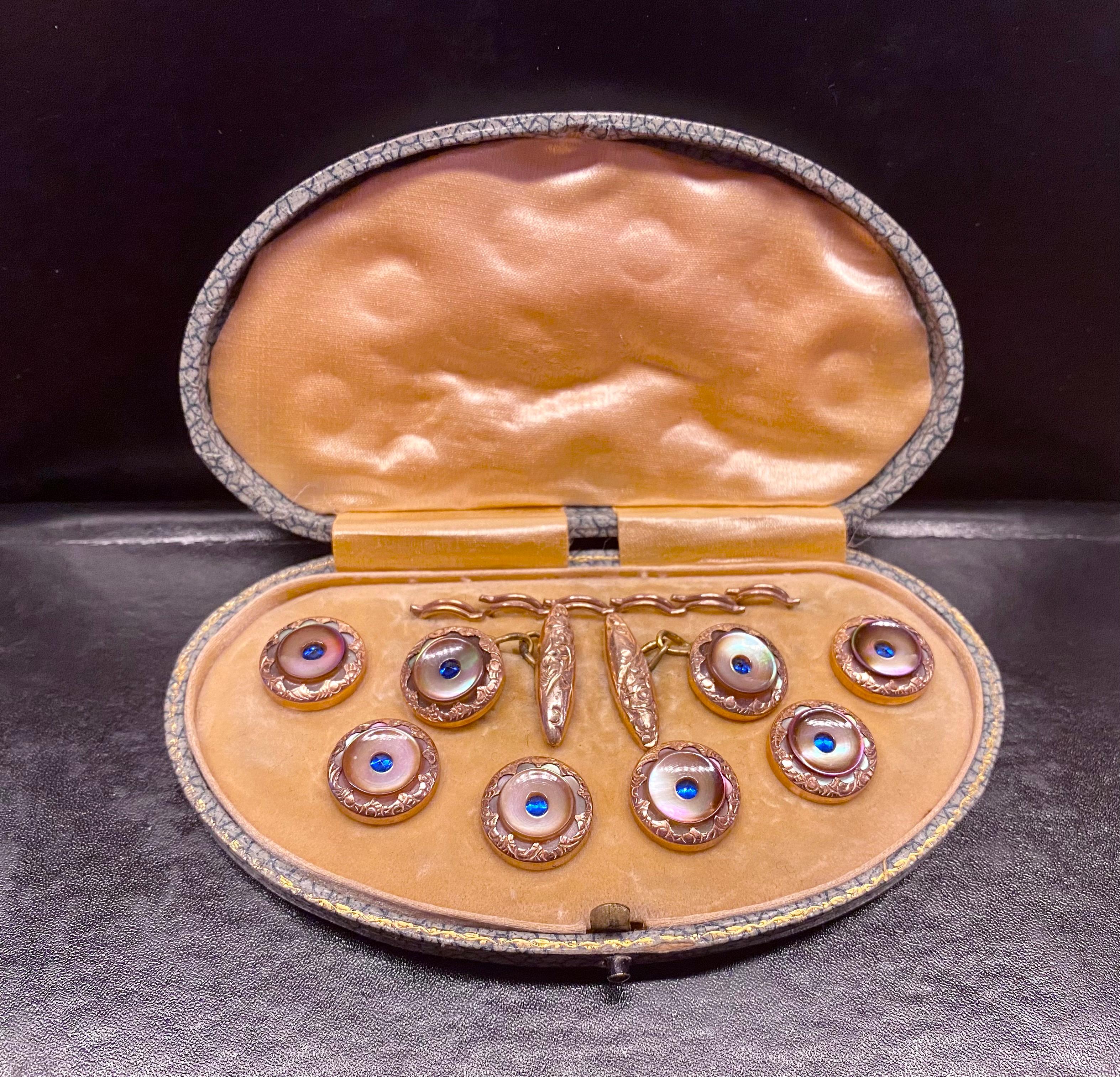 Buttons made of yellow metal ?
I don't think there's gold
Pearl imitation.
I believe it is the 1950s
Original box.
6 Buttons and brackets.
A pair of cufflinks.
Really great set.