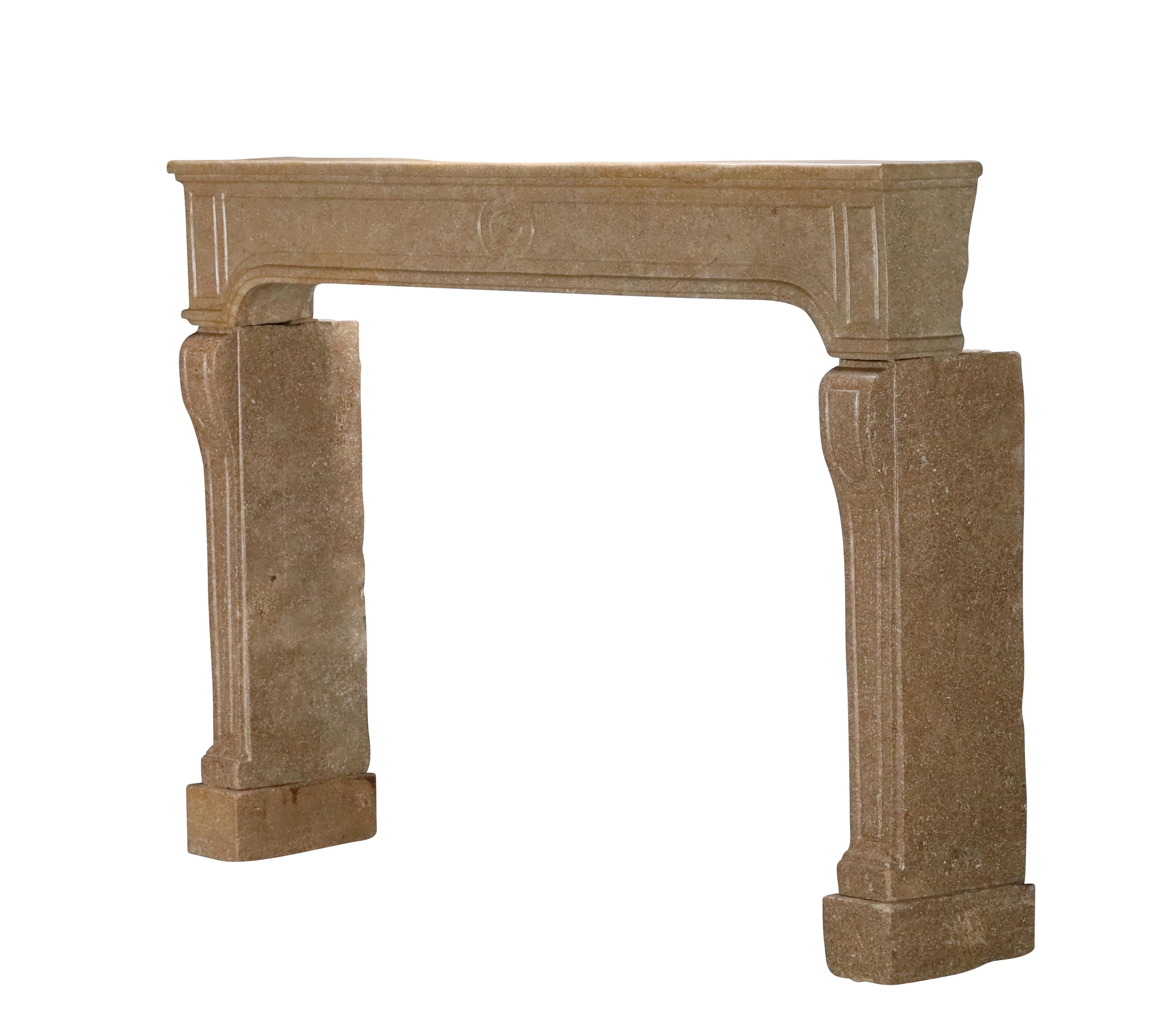 Rodete de chimenea de piedra extragrande del siglo XVIII en venta 7