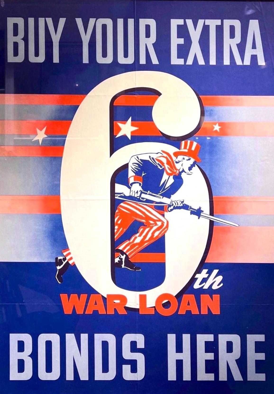 Dies ist ein Originalplakat aus dem Zweiten Weltkrieg, datiert auf 1944. Auf dem Plakat steht in fetten roten, weißen und blauen Buchstaben 
