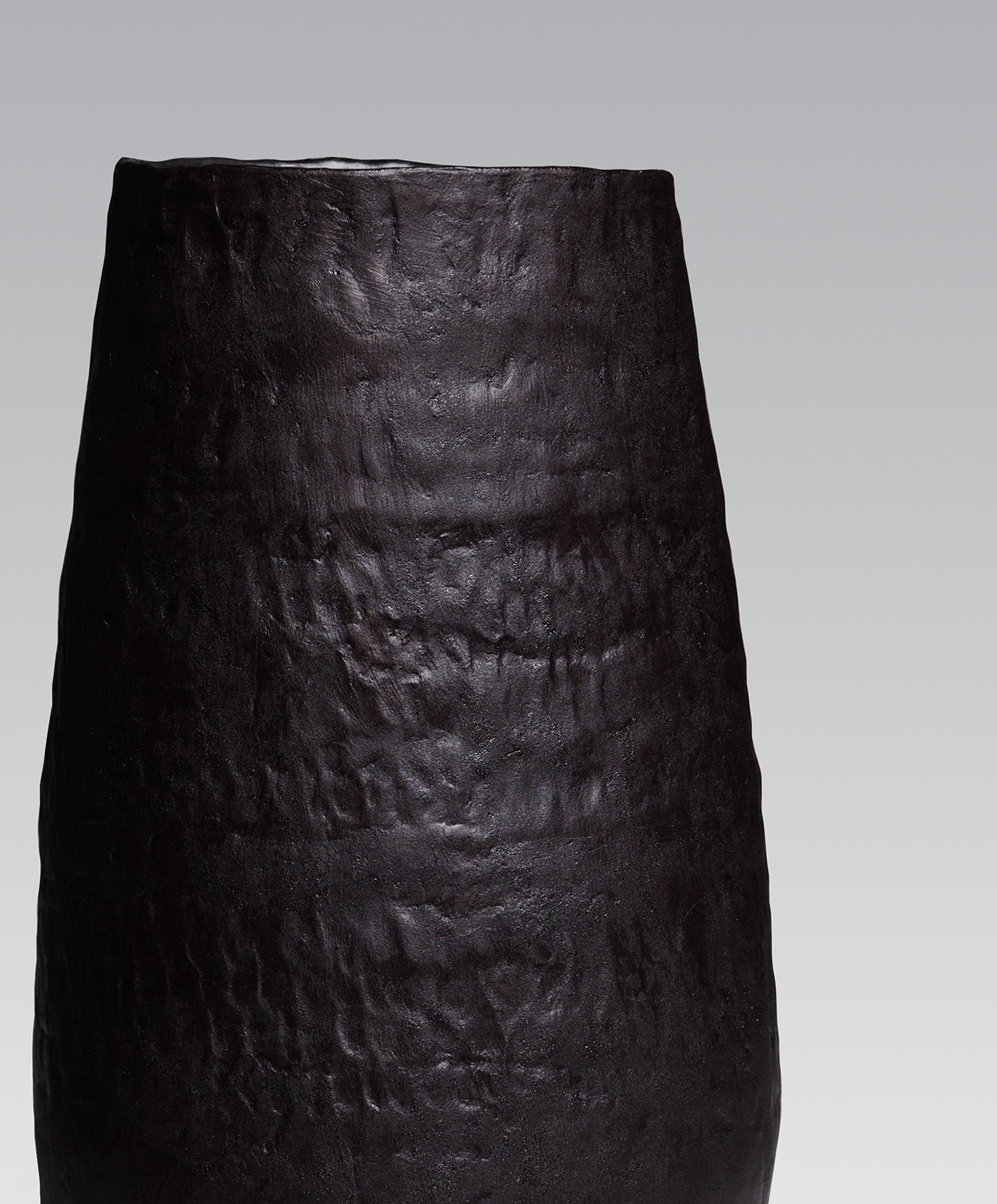 ObscuroBV05 Le grand vase conçu et produit par l'artiste canadienne Pascale Girardin présente un corps en grès partiellement émaillé. La structure entière est faite à la main. Les empreintes de mains sculptées dans le corps sont remarquables sur