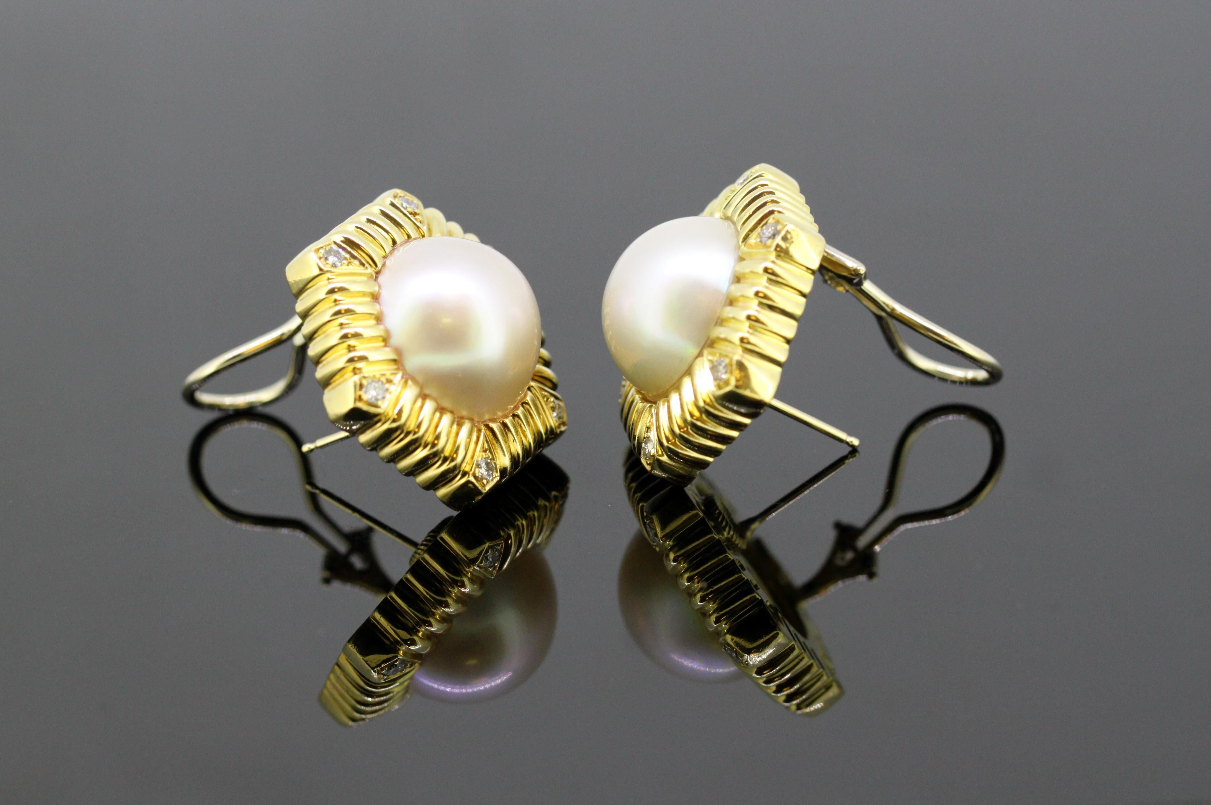 18k yellow gold ladies clip-on earrings with south sea pearls and diamonds. 
Designe : Bvcciari 
Made in : USA Circa 2000's 
Fully hallmarked 

Dimensions - 
Diameter x Depth : 2.7 x 2.3 cm 
Weight: 32 grams 

South Sea Pearl - 
Number of pearls : 2