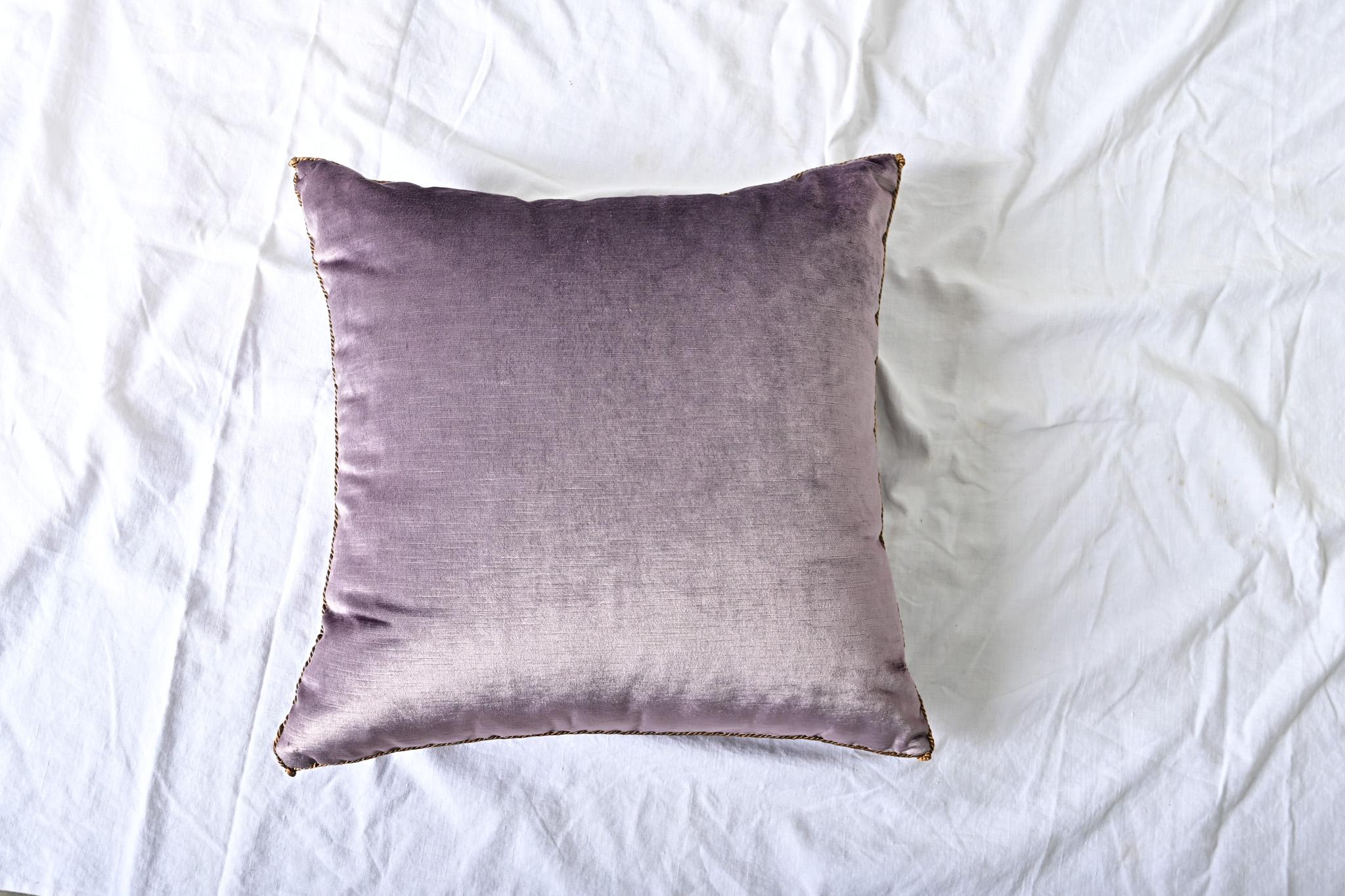 BVIZ Antique European Raised Gold Embroidery Pillow en vente 2
