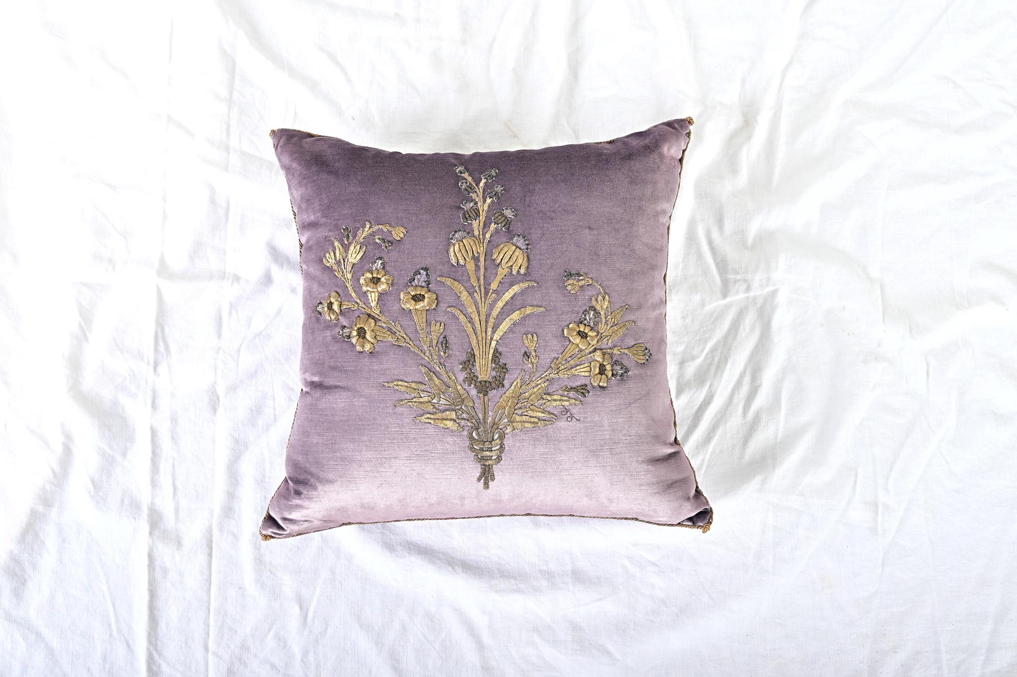 Empire BVIZ Antique European Raised Gold Embroidery Pillow en vente