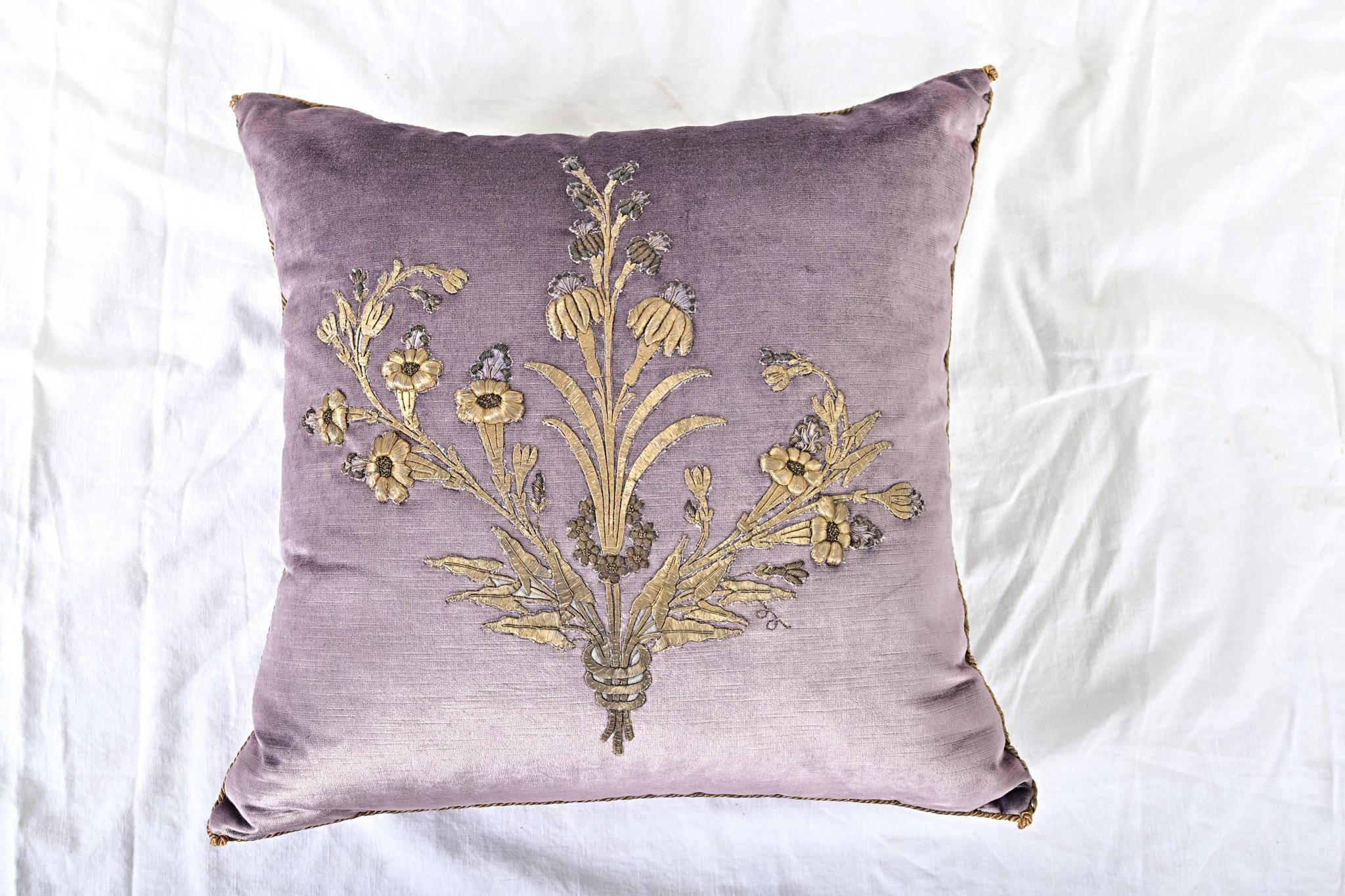 BVIZ Antique European Raised Gold Embroidery Pillow Bon état - En vente à Baton Rouge, LA