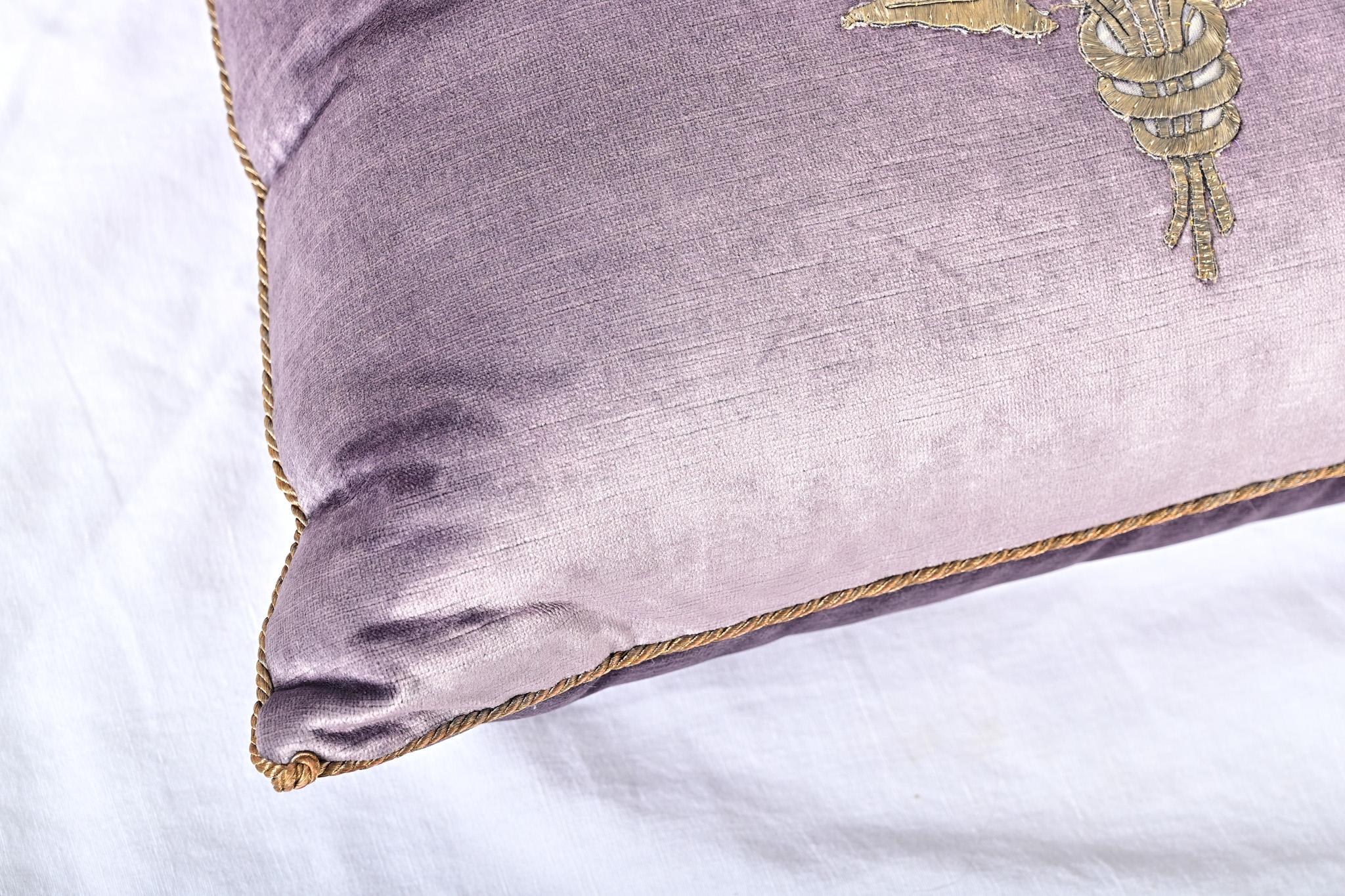XXIe siècle et contemporain BVIZ Antique European Raised Gold Embroidery Pillow en vente