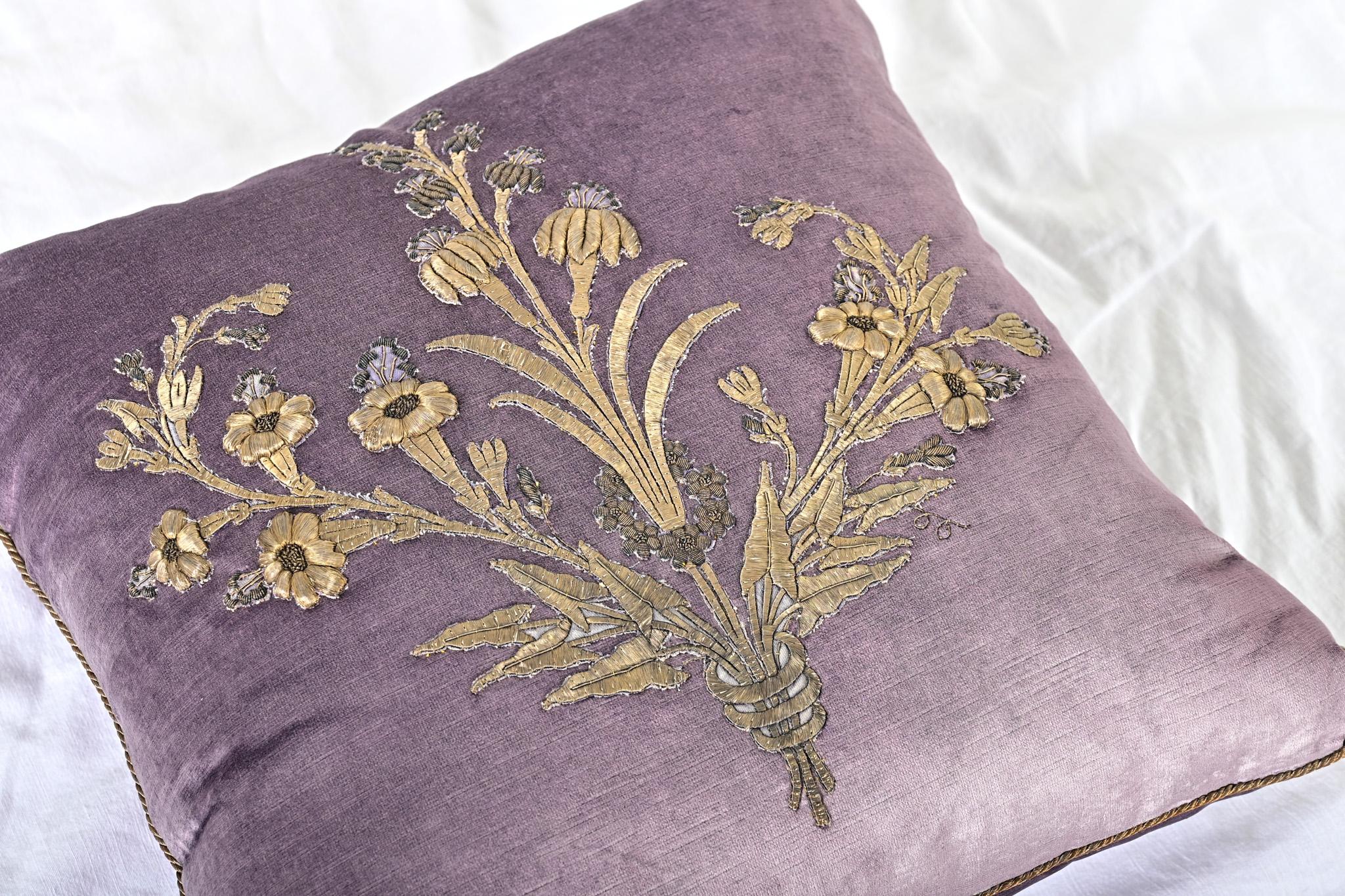 Velours BVIZ Antique European Raised Gold Embroidery Pillow en vente