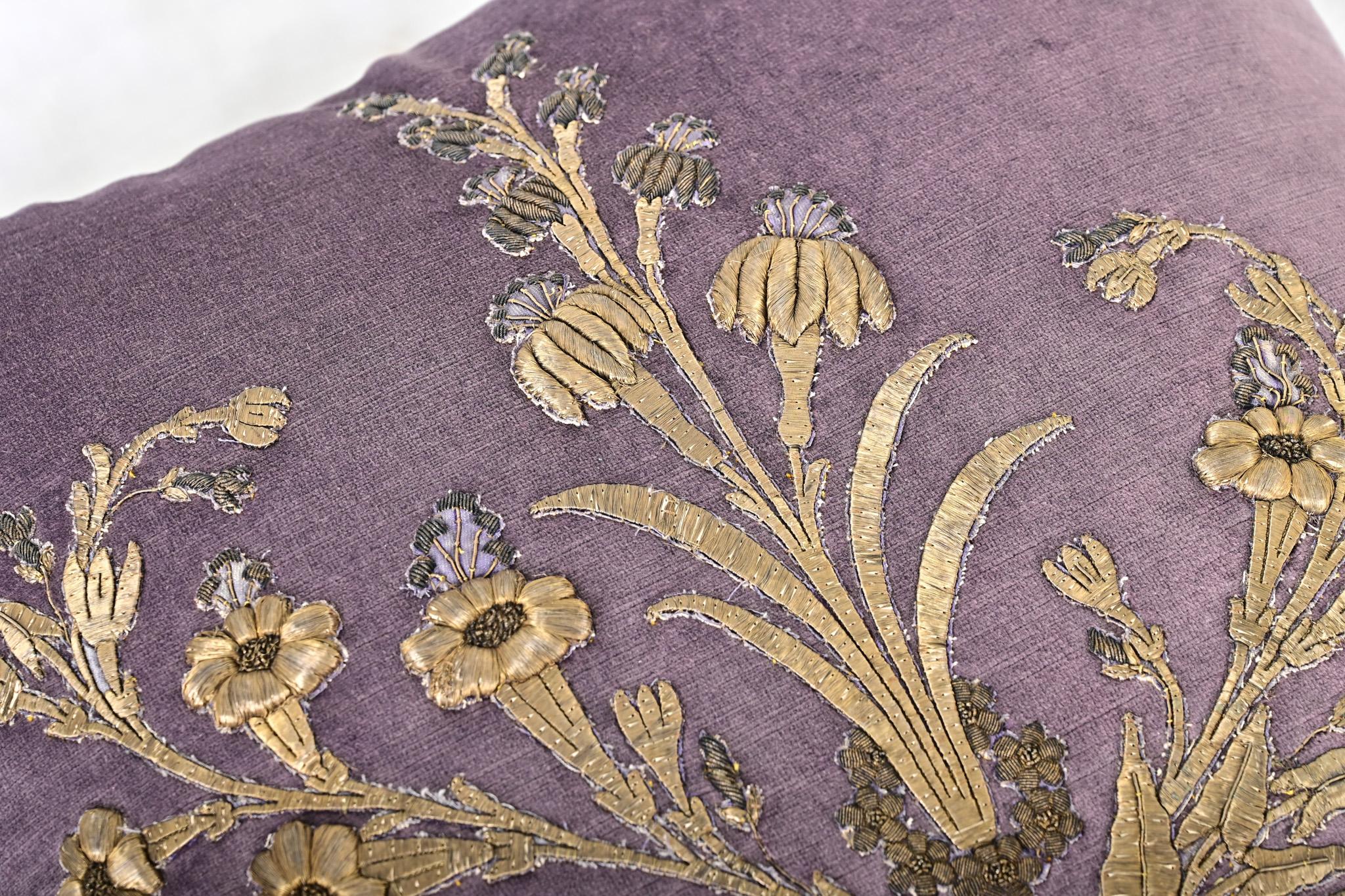BVIZ Antique European Raised Gold Embroidery Pillow en vente 1