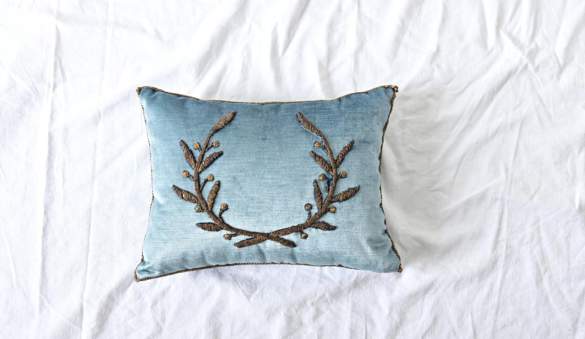 Coussin récemment confectionné à partir d'une broderie européenne (probablement française) du début du XIXe siècle en relief métallique doré représentant une couronne de laurier néoclassique avec de petites baies en laiton sur un velours 