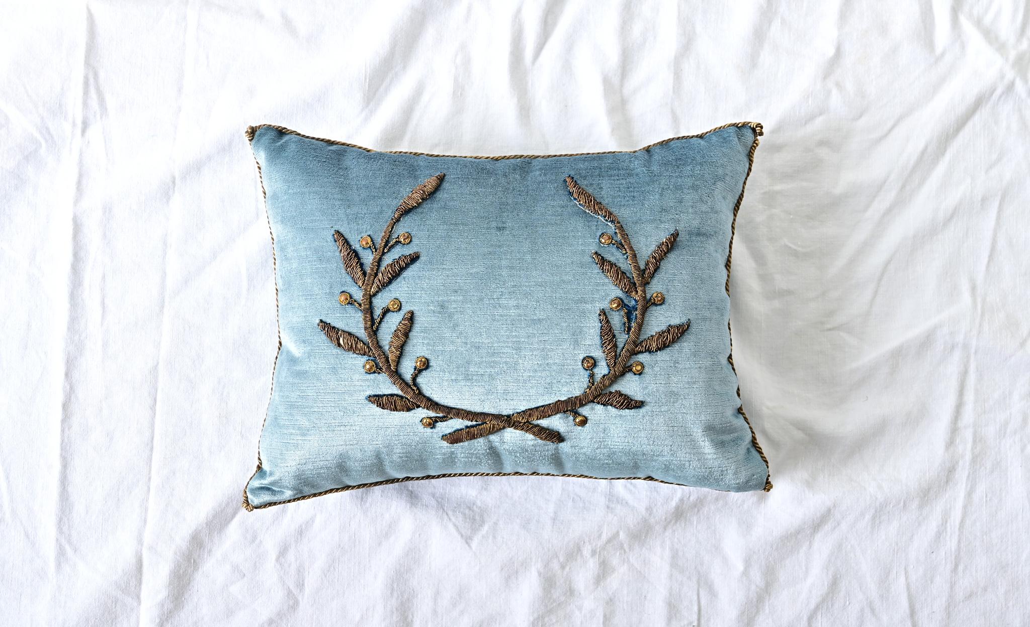 Néoclassique BVIZ Coussin brodé Empire antique en or en vente