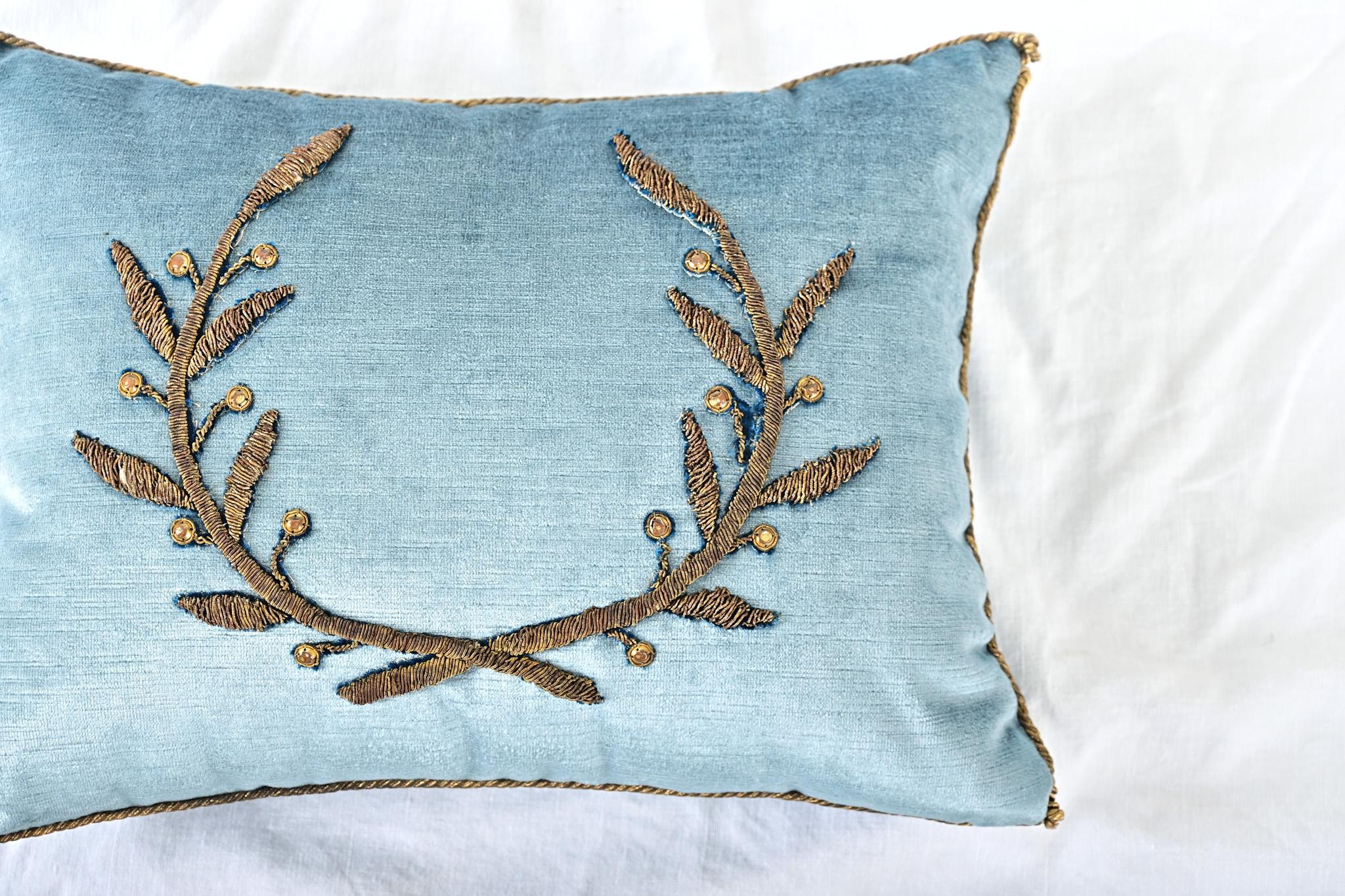 Français BVIZ Coussin brodé Empire antique en or en vente