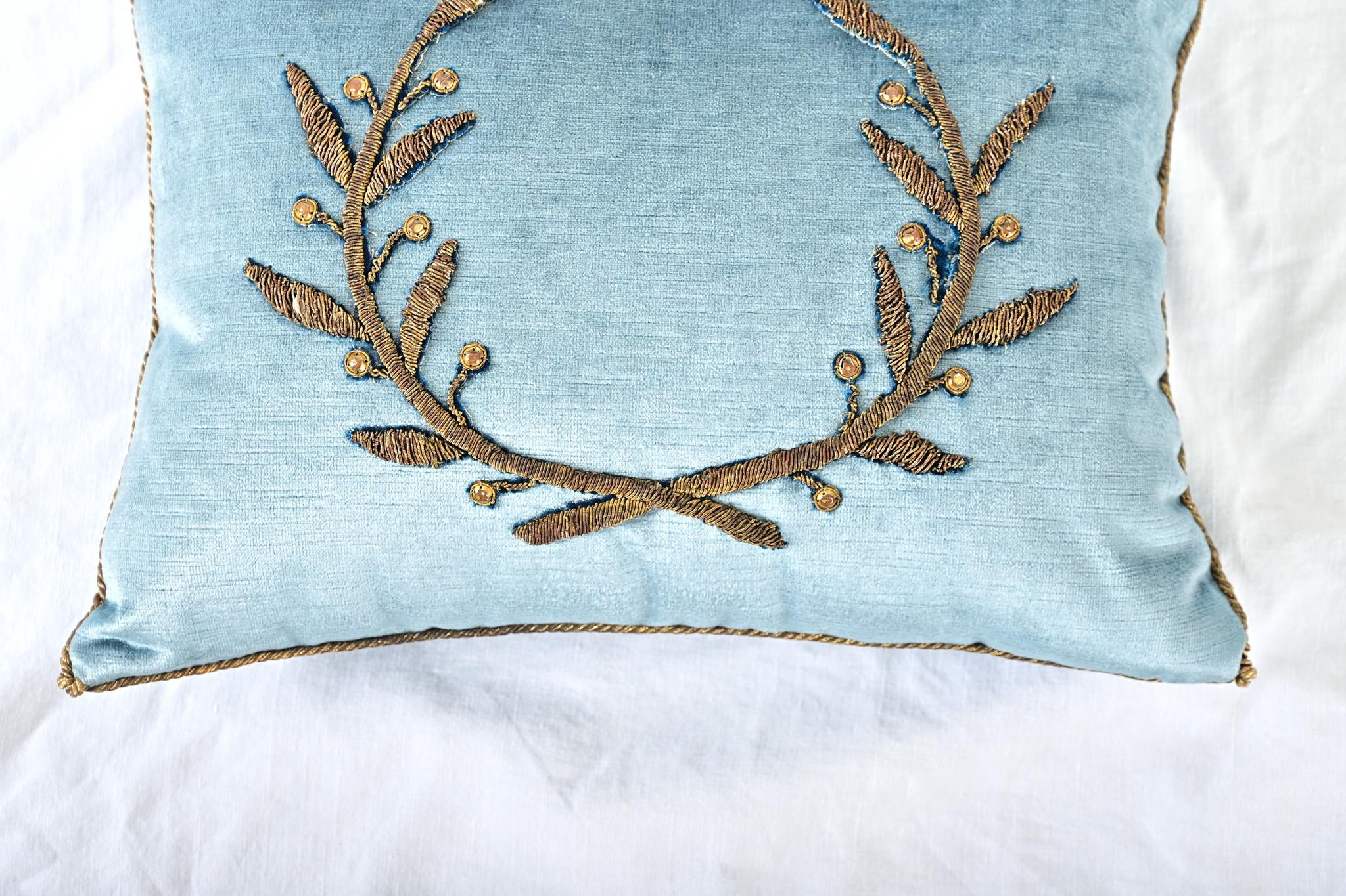 Brodé BVIZ Coussin brodé Empire antique en or en vente