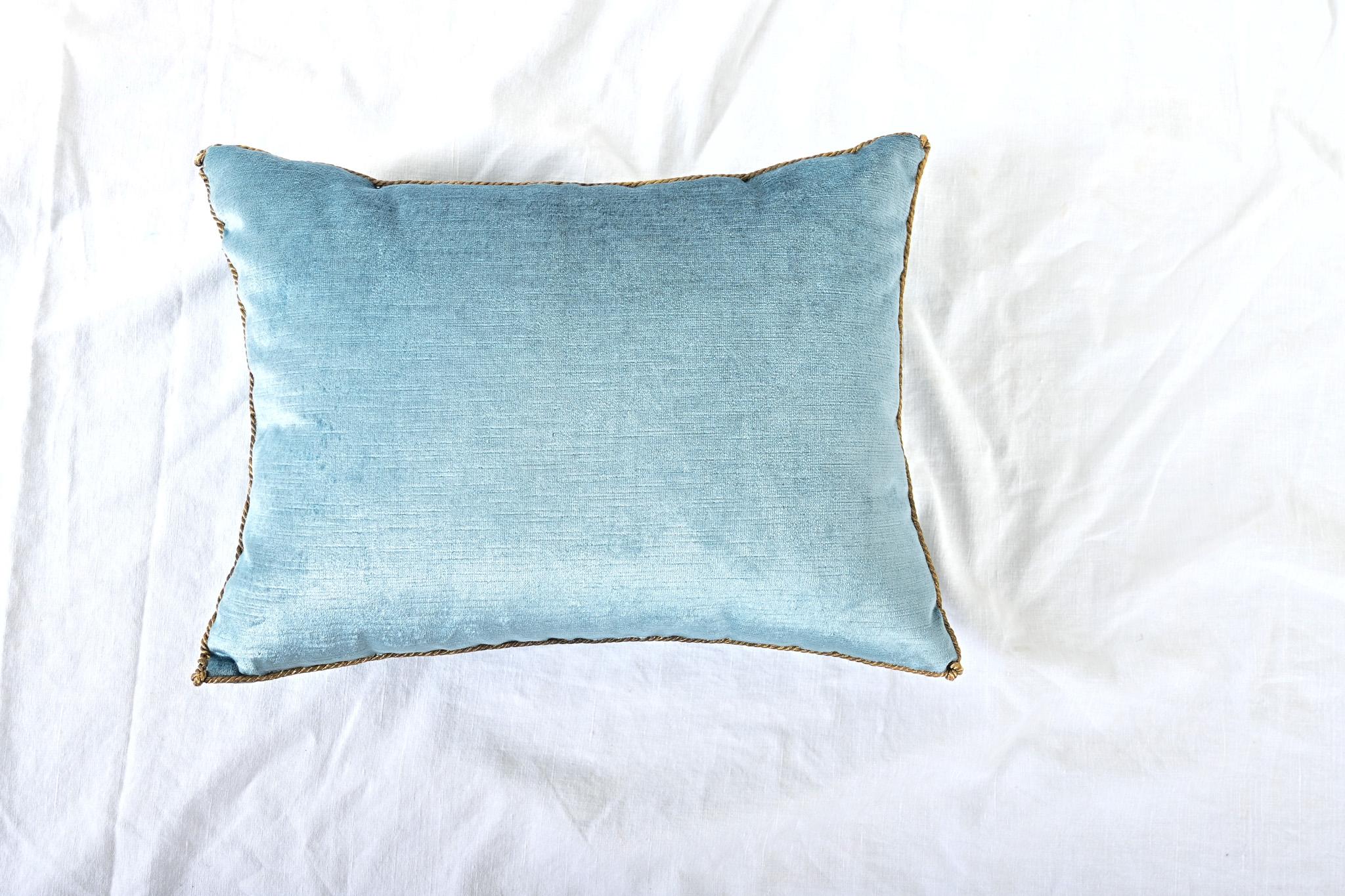 BVIZ Coussin brodé Empire antique en or Bon état - En vente à Baton Rouge, LA