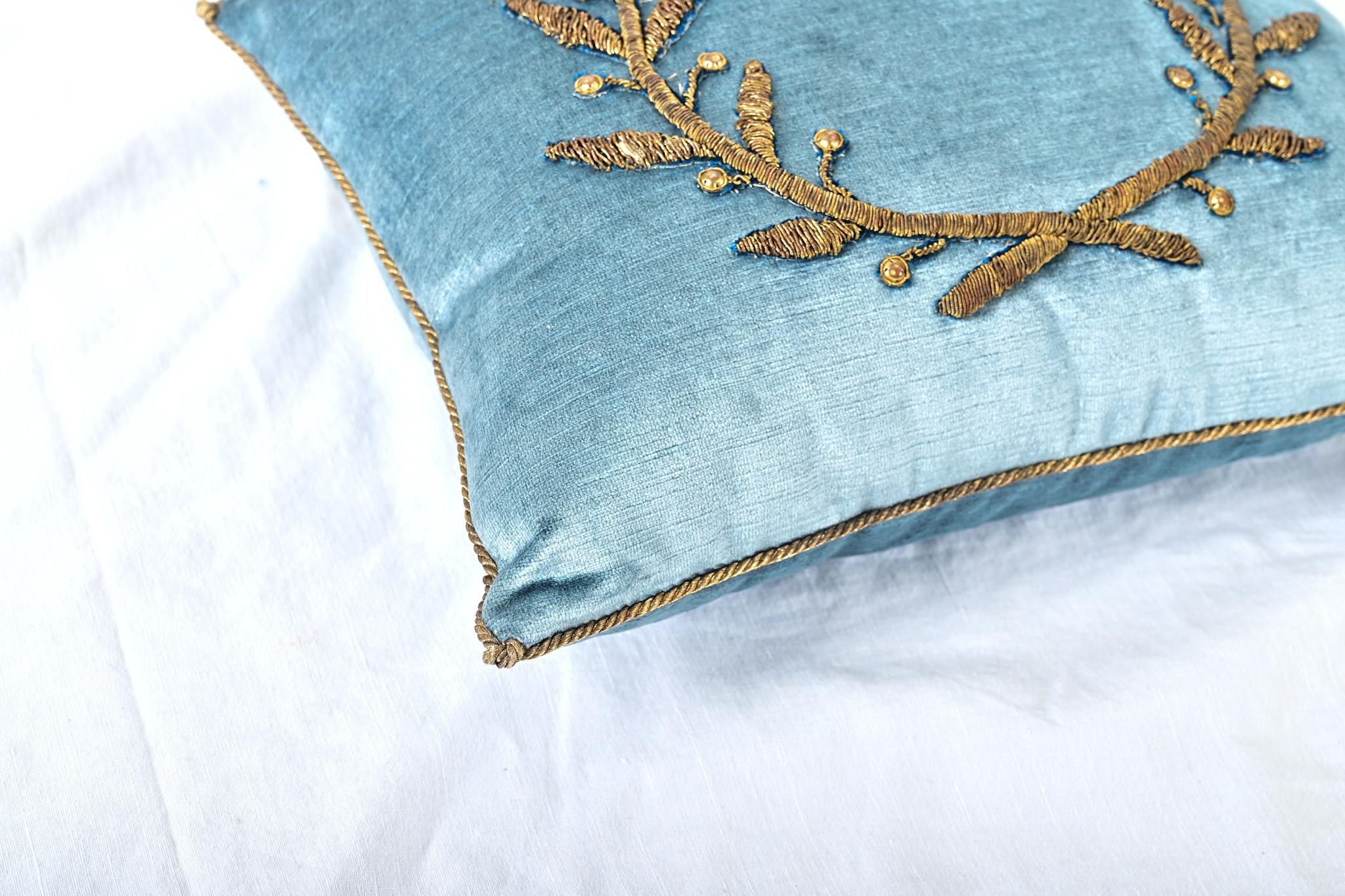 XXIe siècle et contemporain BVIZ Coussin brodé Empire antique en or en vente
