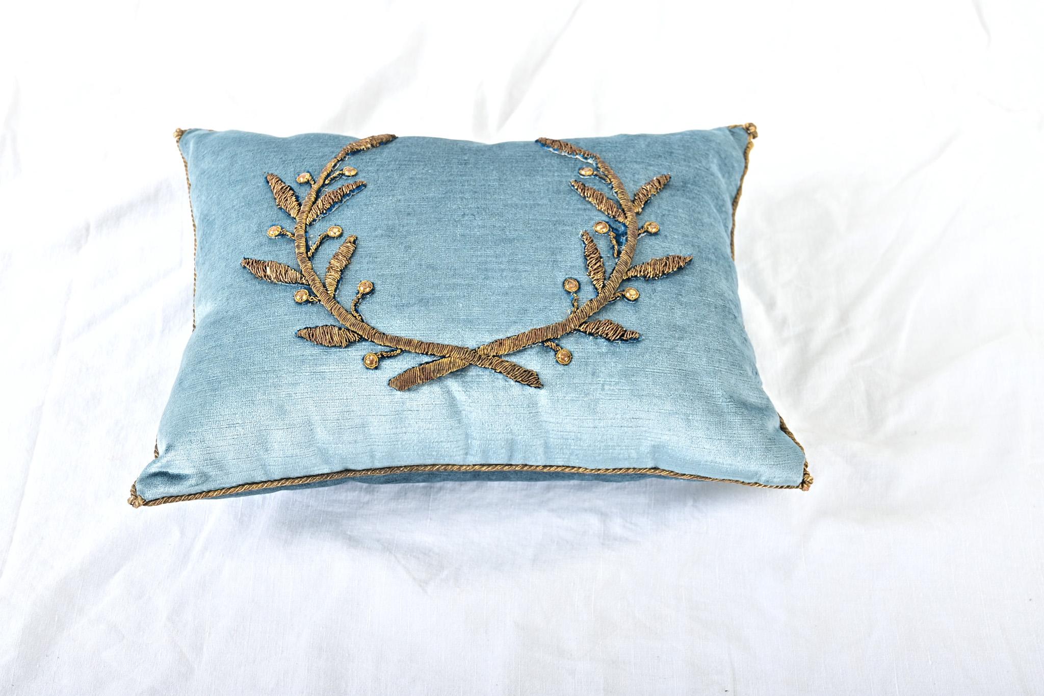 Velours BVIZ Coussin brodé Empire antique en or en vente