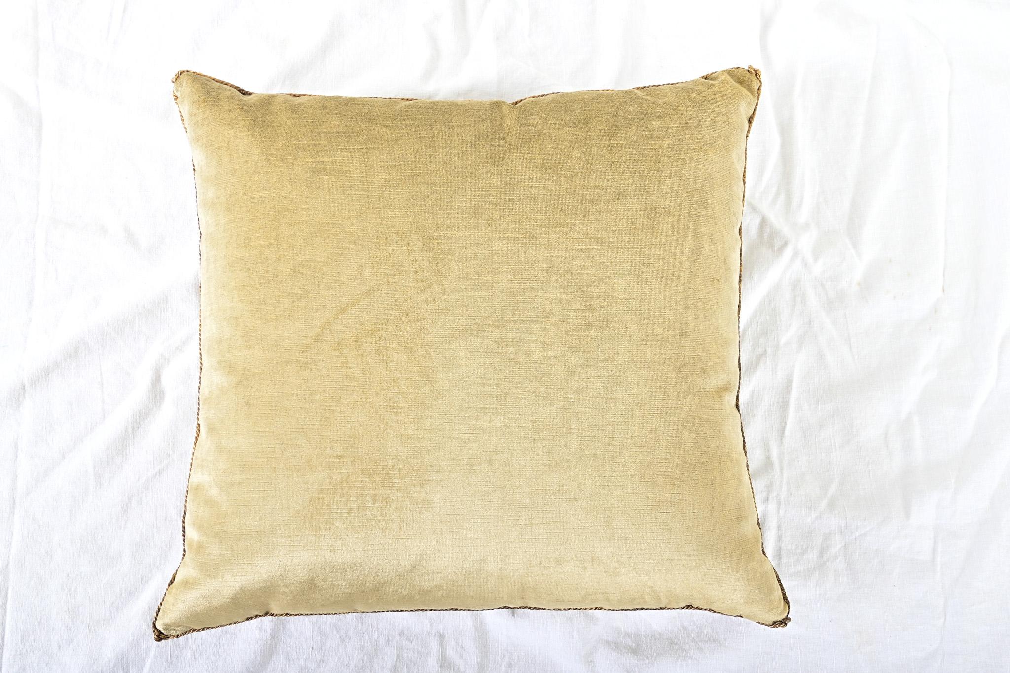 Coussin fragmenté de tapisserie ancienne BVIZ en vente 2