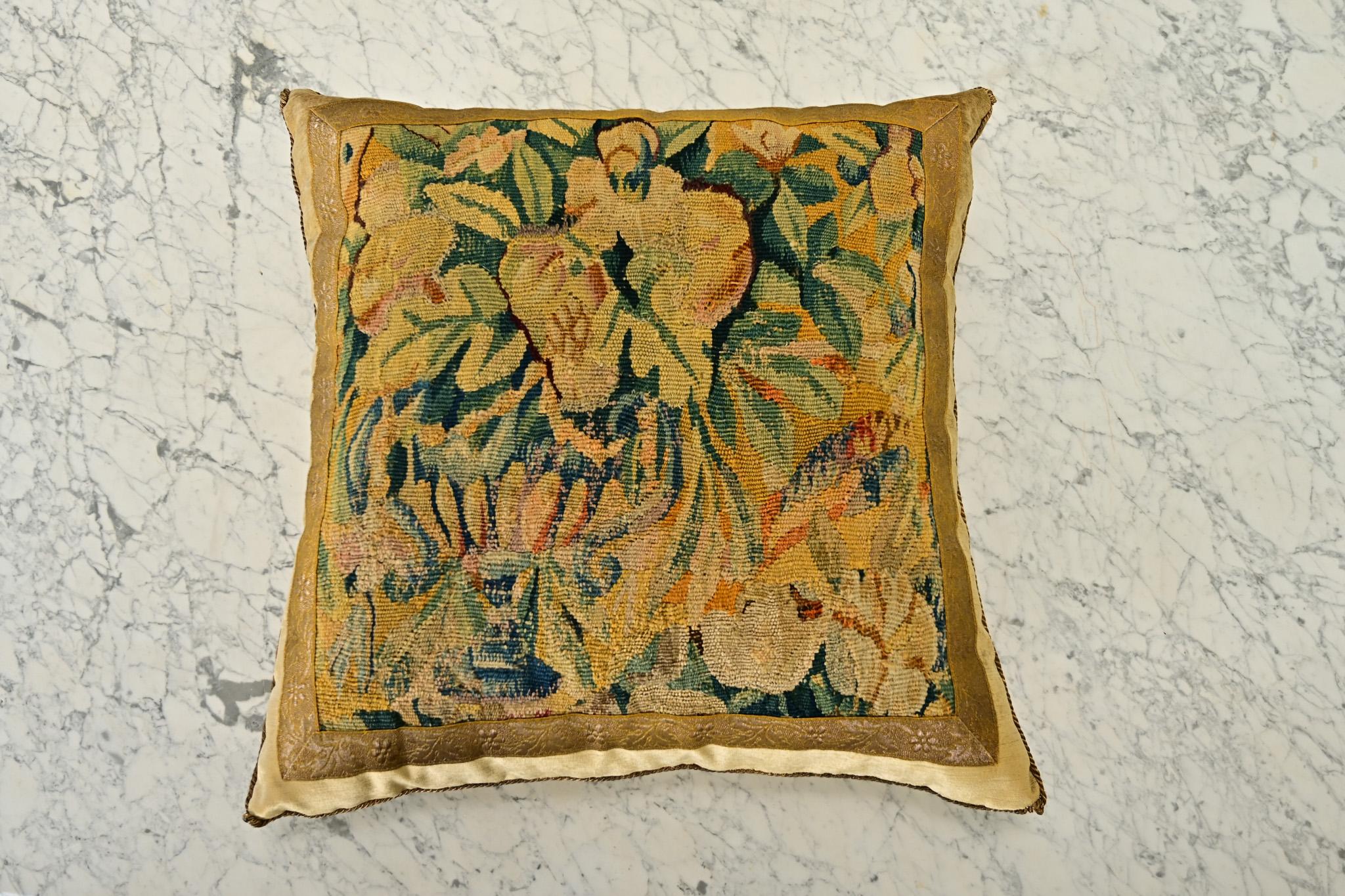 Frammento di arazzo antico (fiammingo, XVII secolo) raffigurante frutta e flora nei toni dell'oro, del verde, del blu e del marrone - incorniciato con finiture in galon oro antico (o galloon) su velluto fulvo. Rifinito a mano con cordoncino