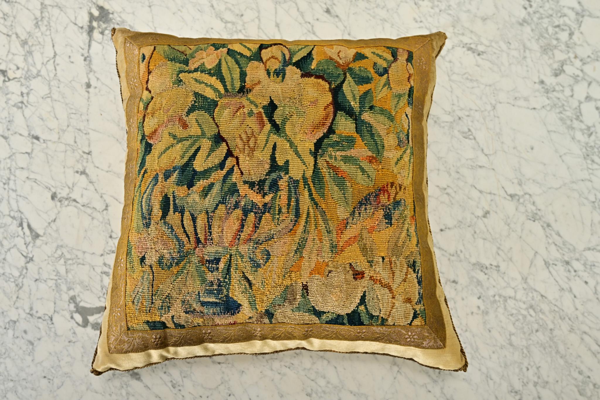 Rococò Cuscino con frammenti di arazzo antico BVIZ in vendita