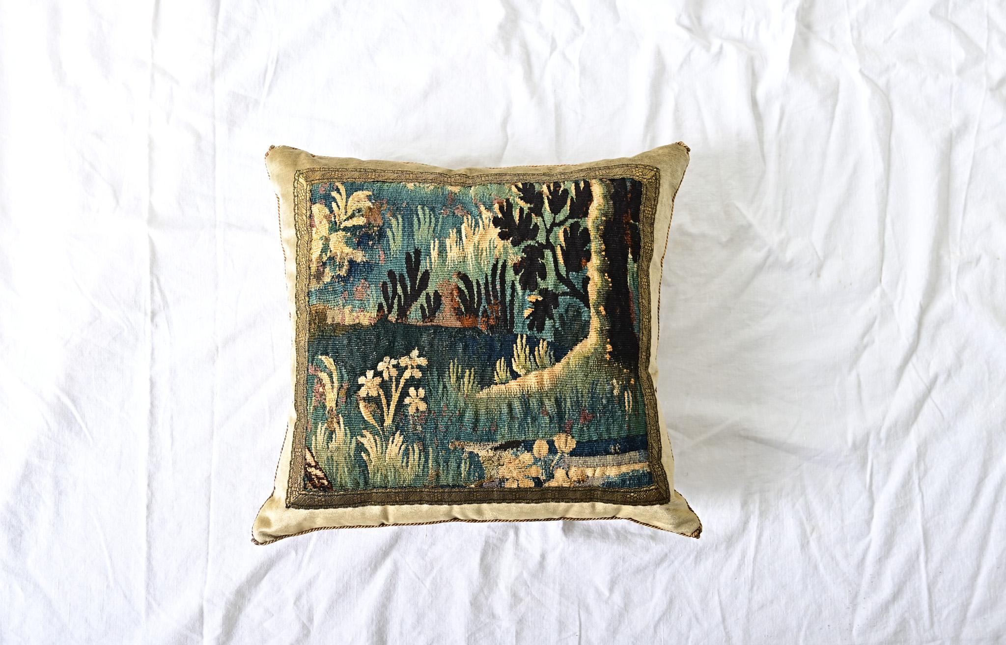 Aubusson Coussin fragmenté de tapisserie ancienne BVIZ en vente
