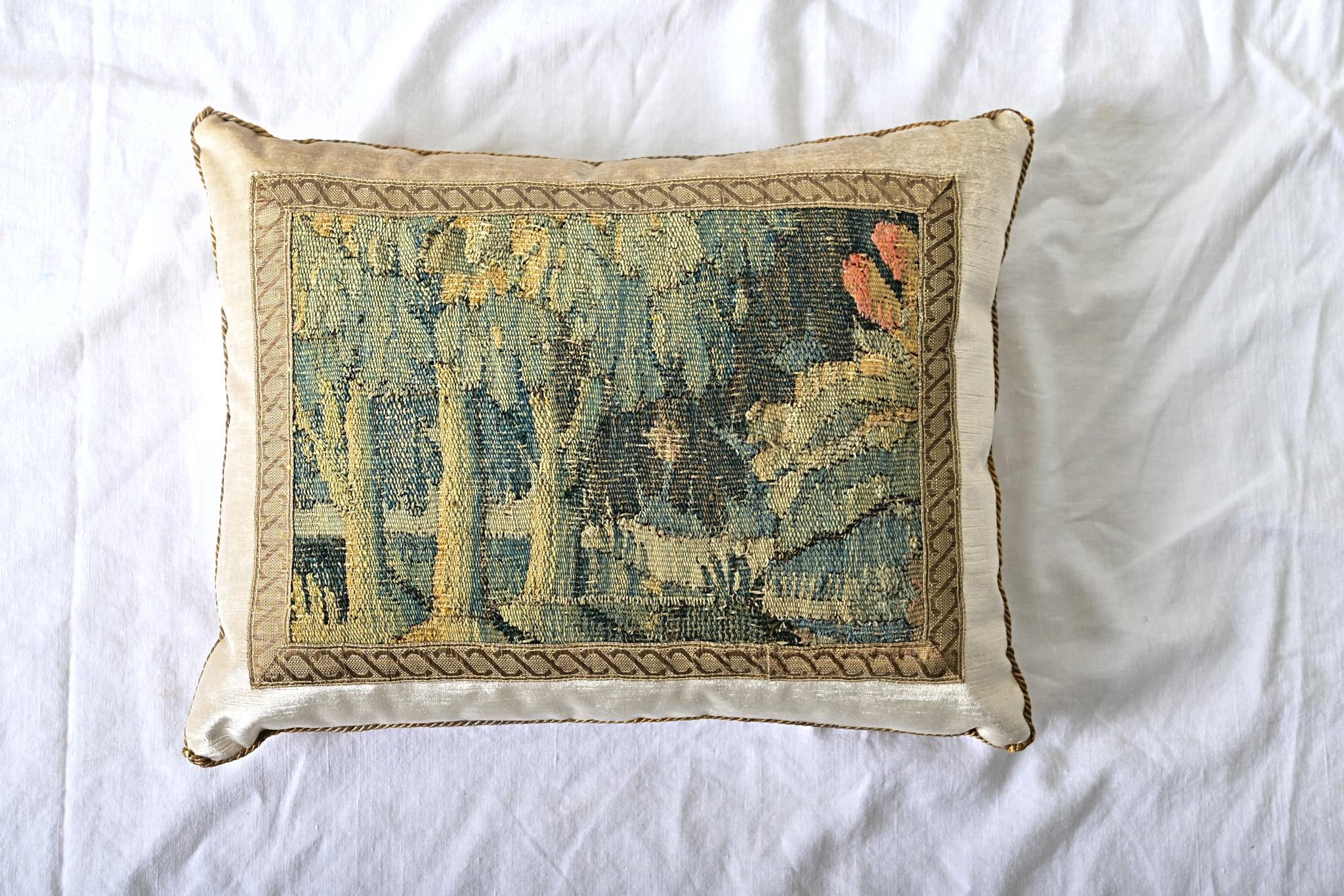 Aubusson Coussin fragmenté de tapisserie ancienne BVIZ en vente