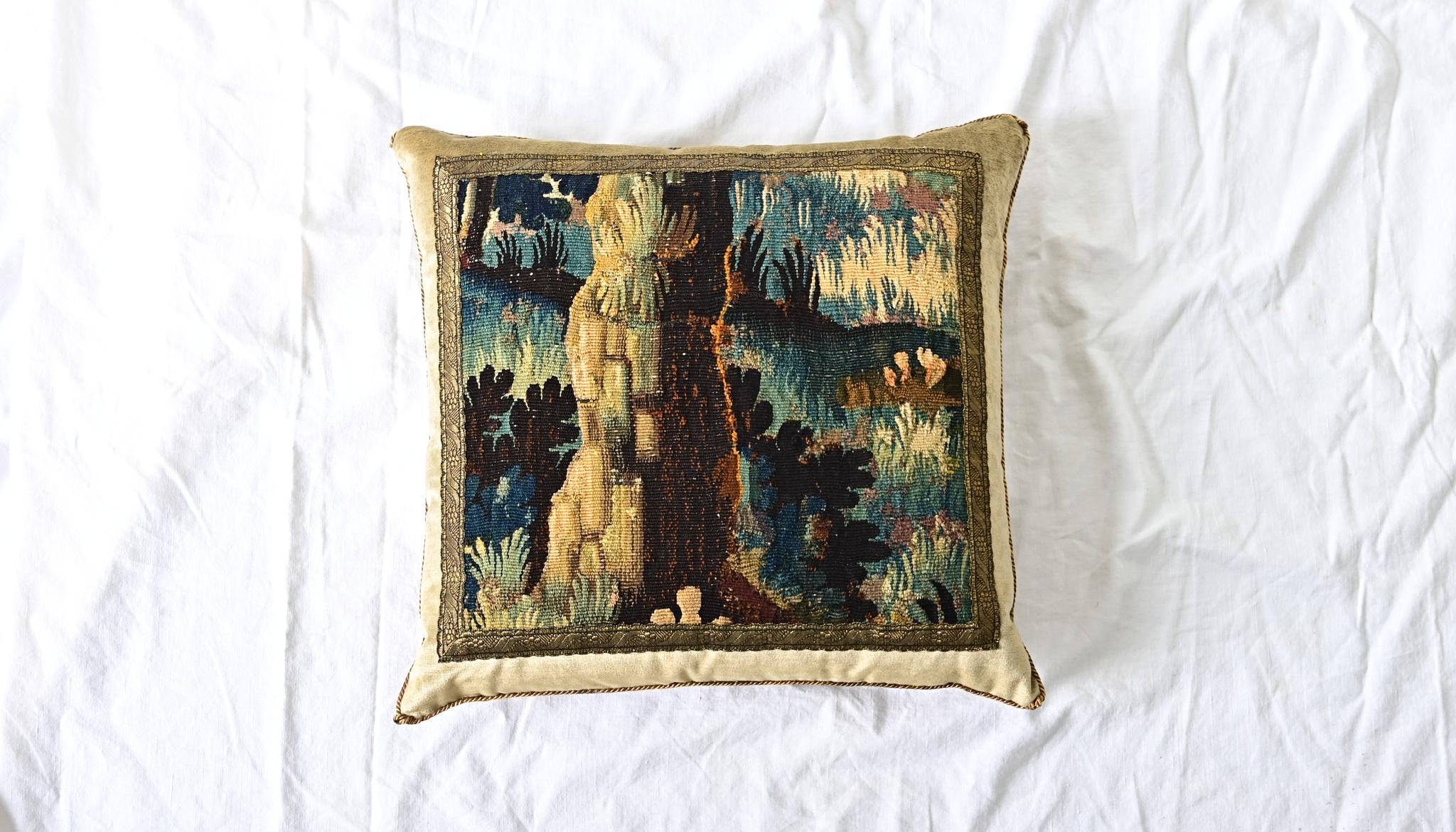 Autre Coussin fragmenté de tapisserie ancienne BVIZ en vente