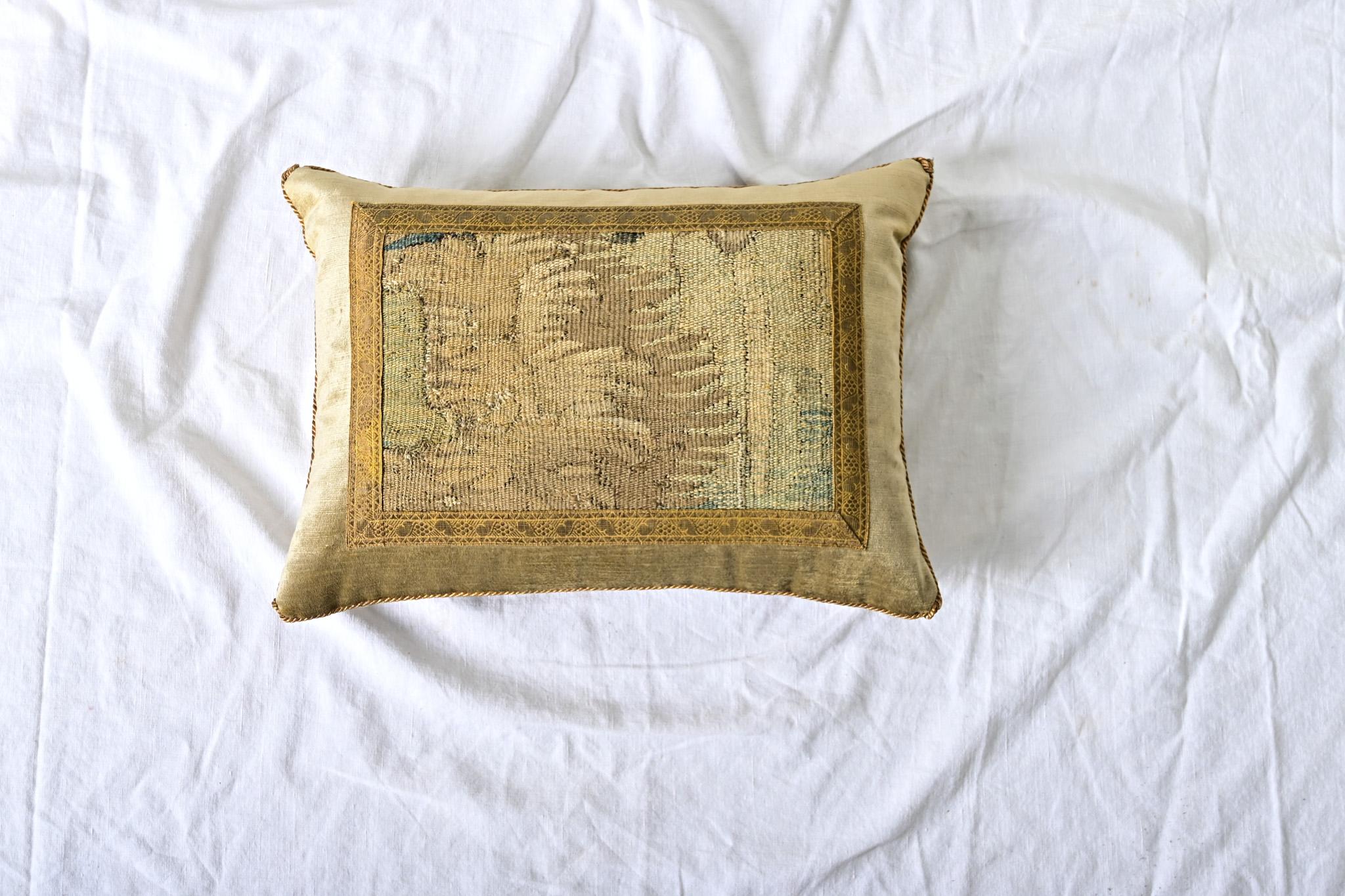 Aubusson Coussin fragmenté de tapisserie ancienne BVIZ en vente