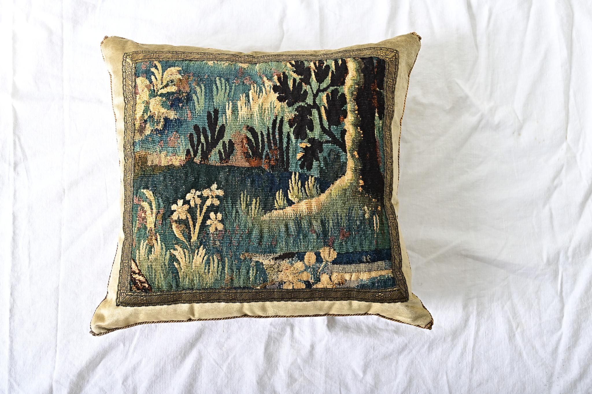 Français Coussin fragmenté de tapisserie ancienne BVIZ en vente